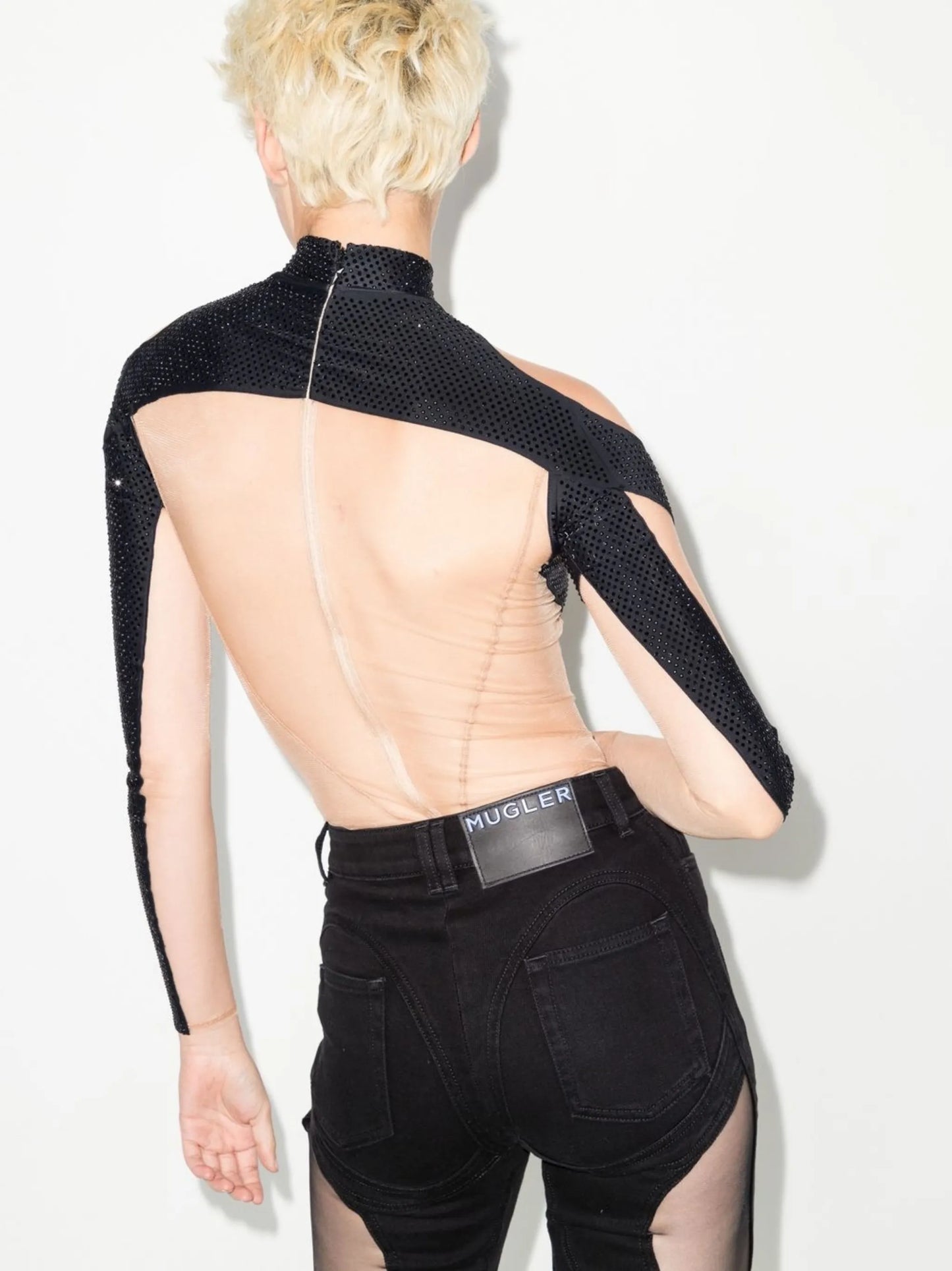 logo-plaque sheer-panels body