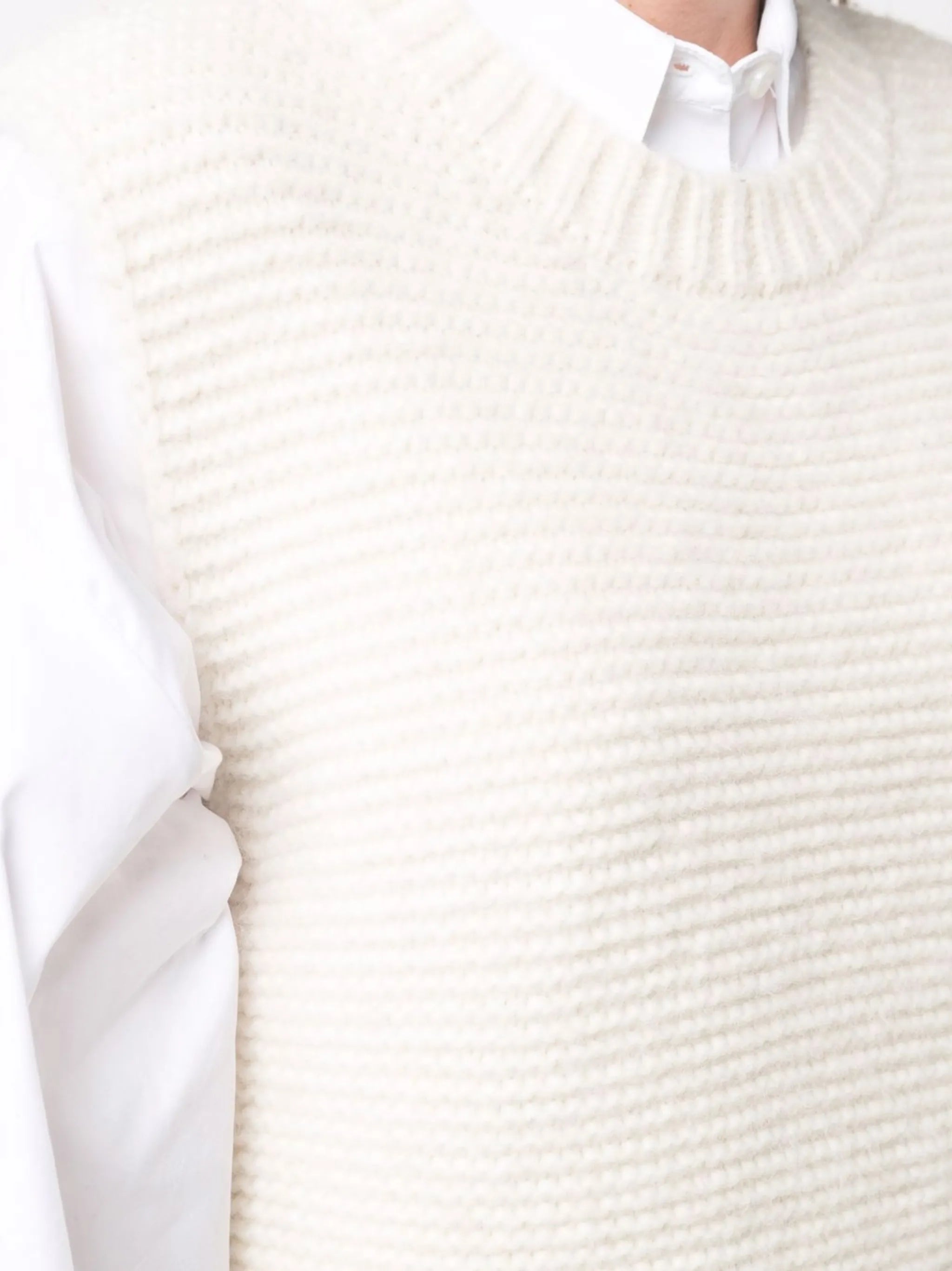 crew-neck knitted vest