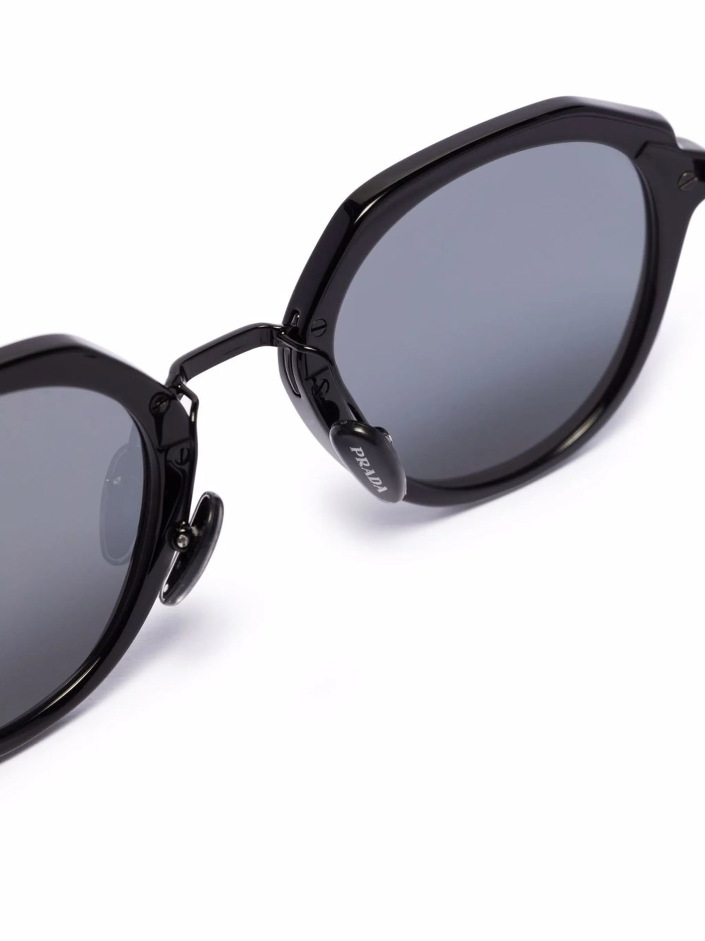 round-frame tinted sunglasses