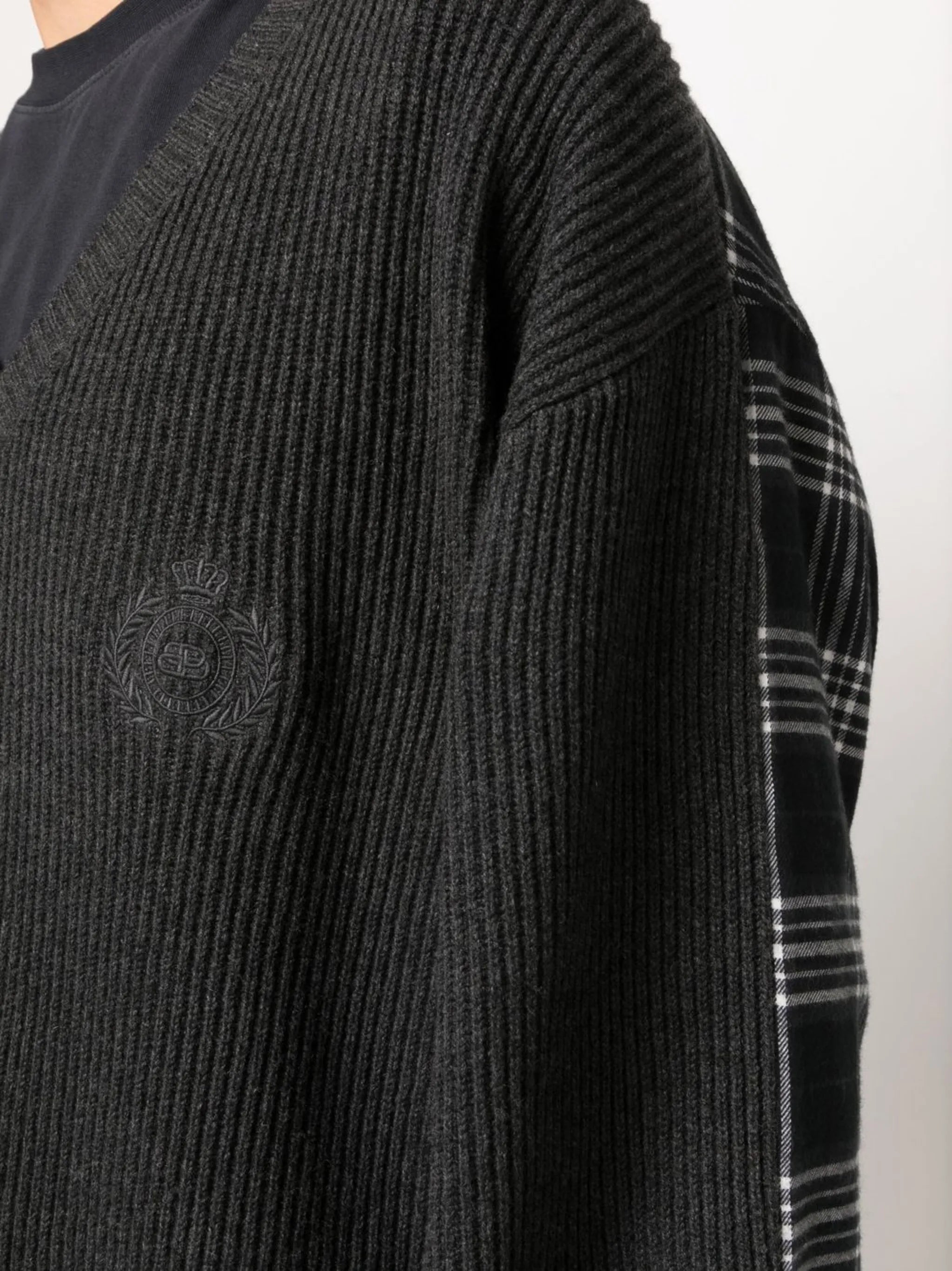Hybrid V-neck oversized jumper
