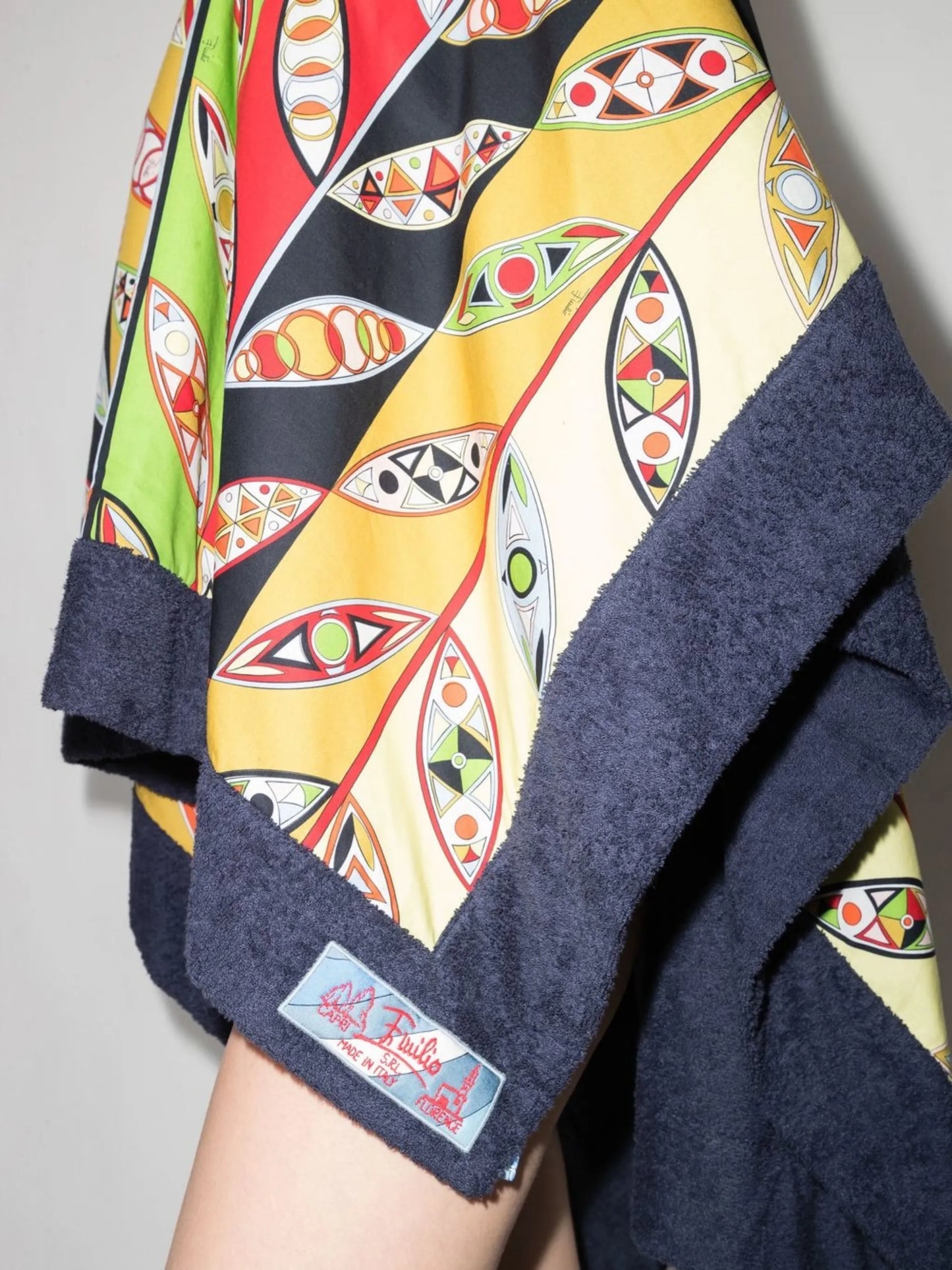 graphic-print asymmetric-hem top