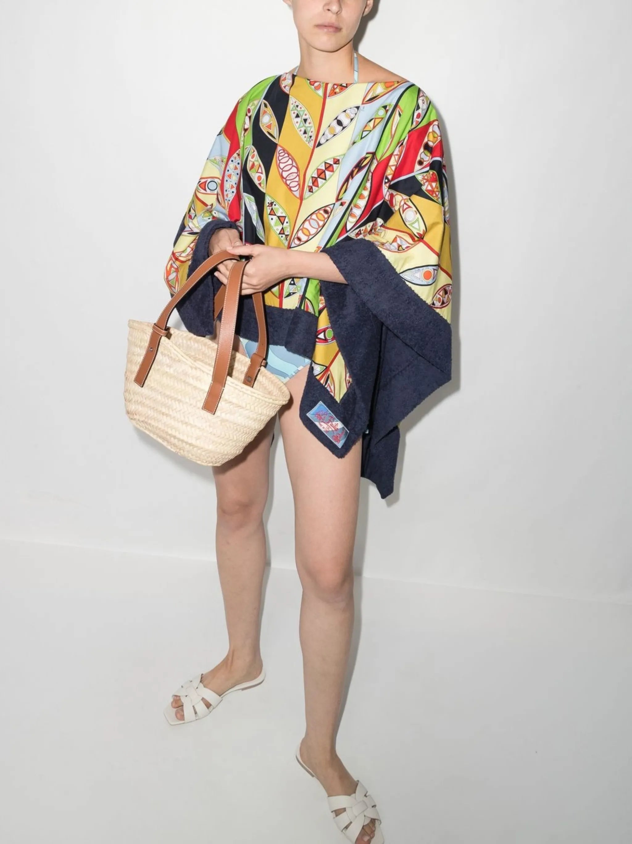 graphic-print asymmetric-hem top