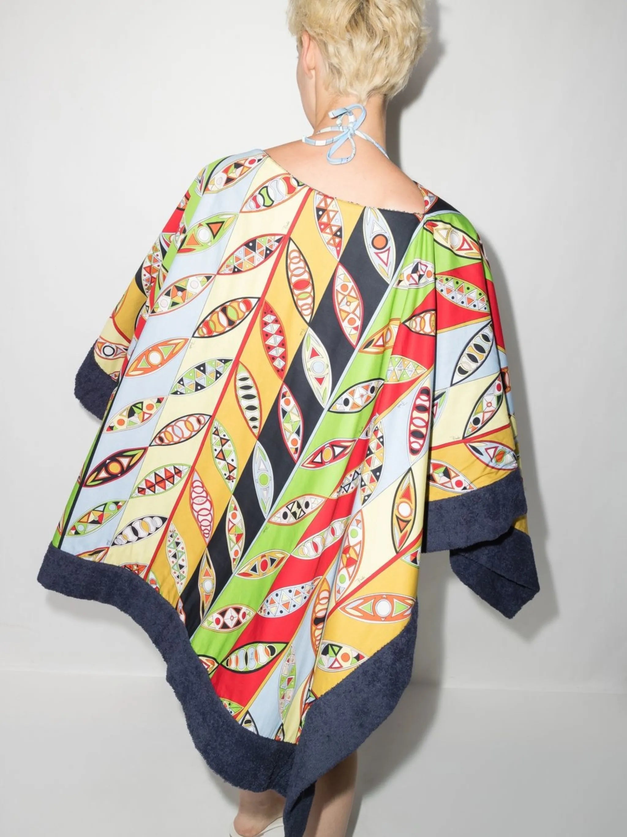 graphic-print asymmetric-hem top