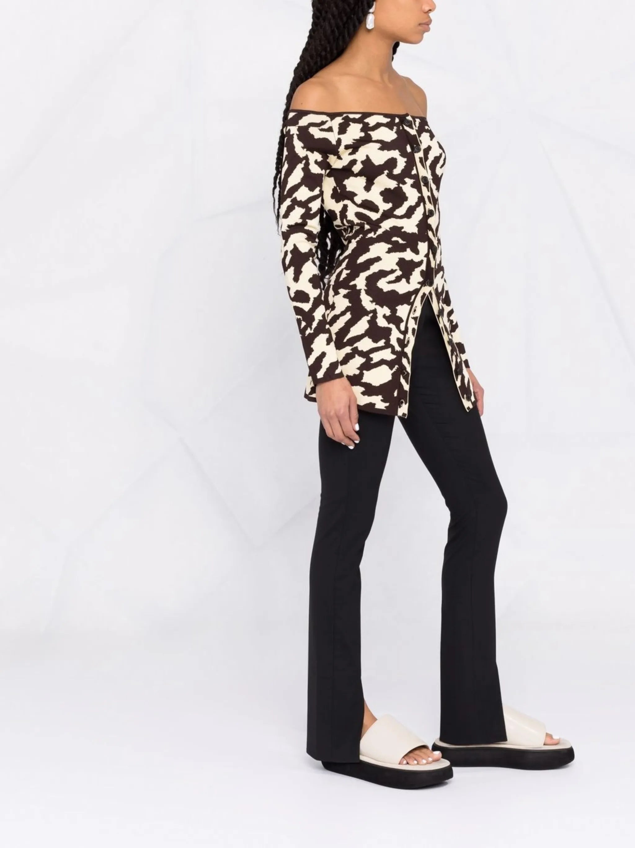 tailored split-cuff slim-fit trousers
