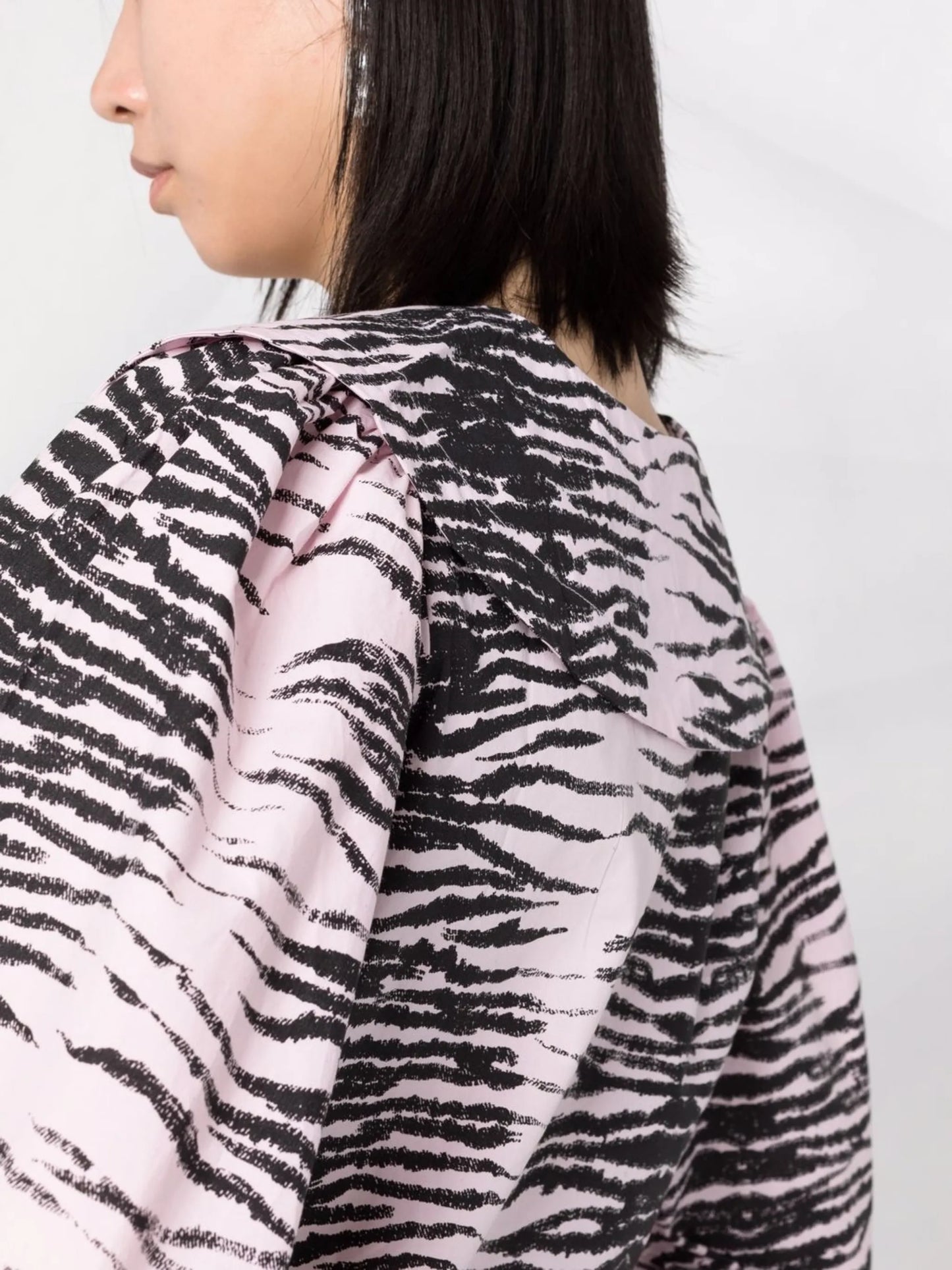stripe print V-neck shirt