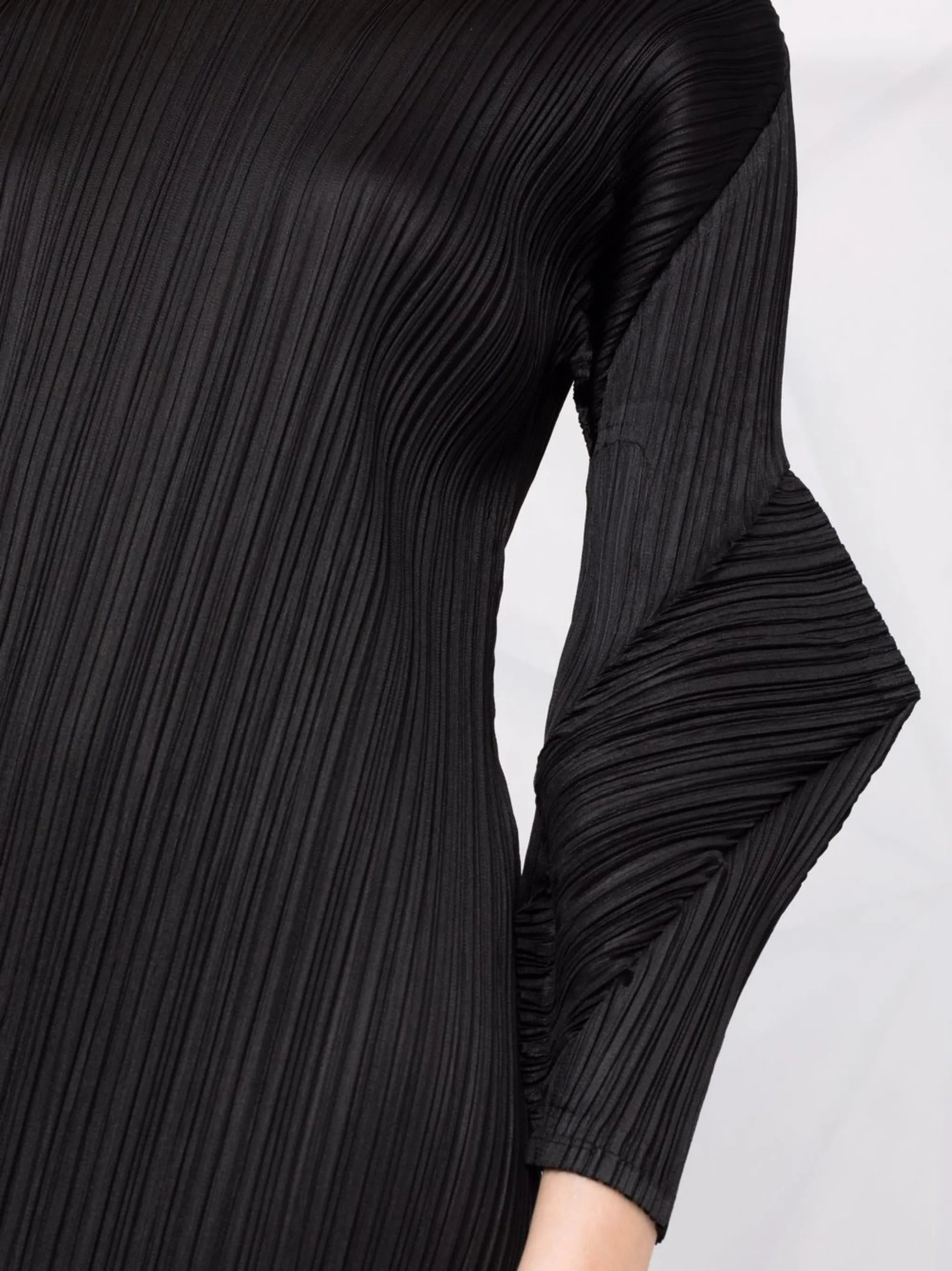 sculpted sleeve midi plissé dress