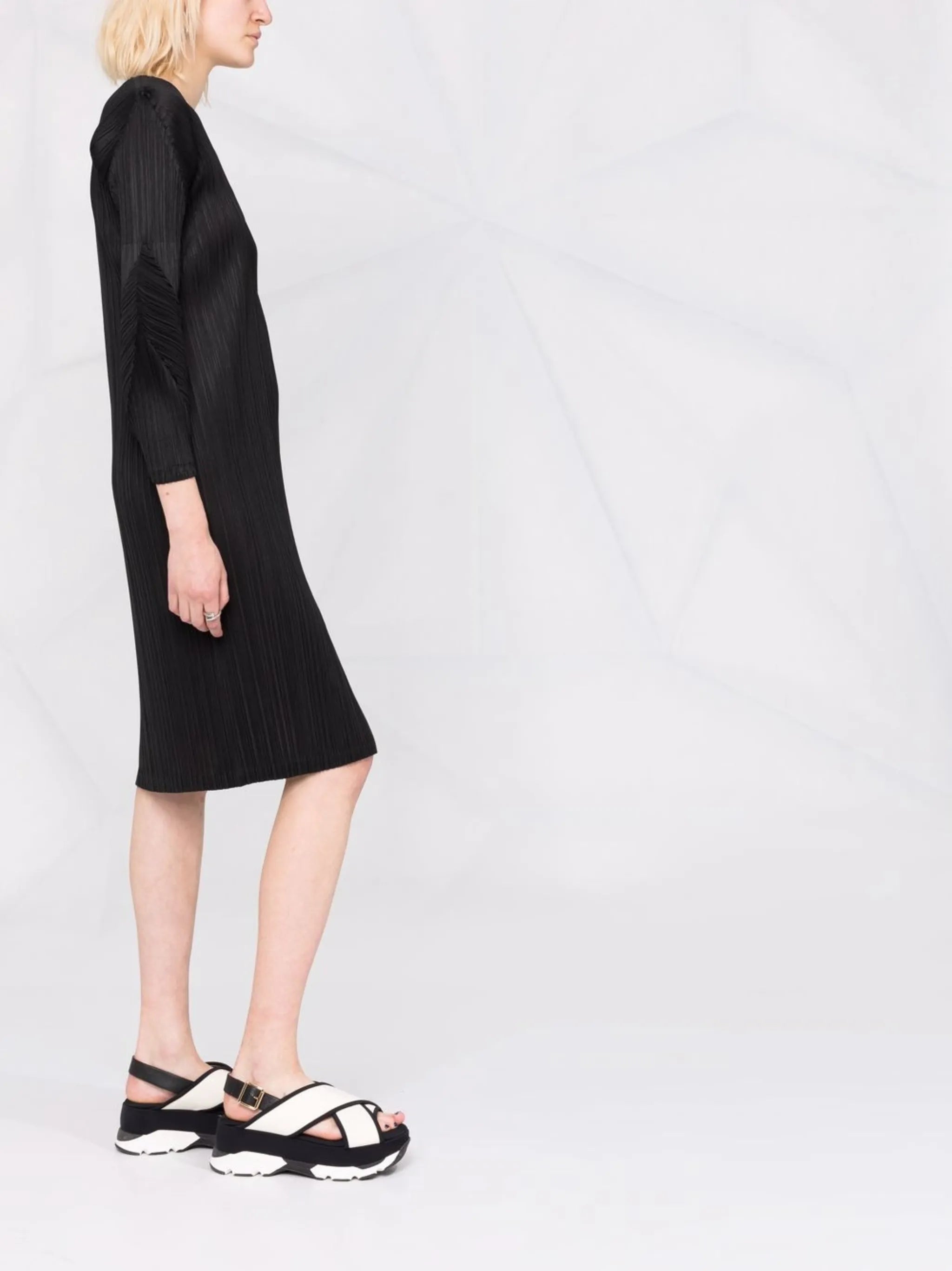 sculpted sleeve midi plissé dress