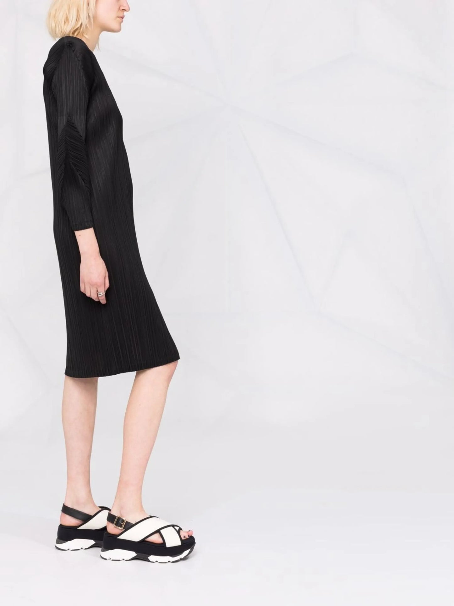 sculpted sleeve midi plissé dress