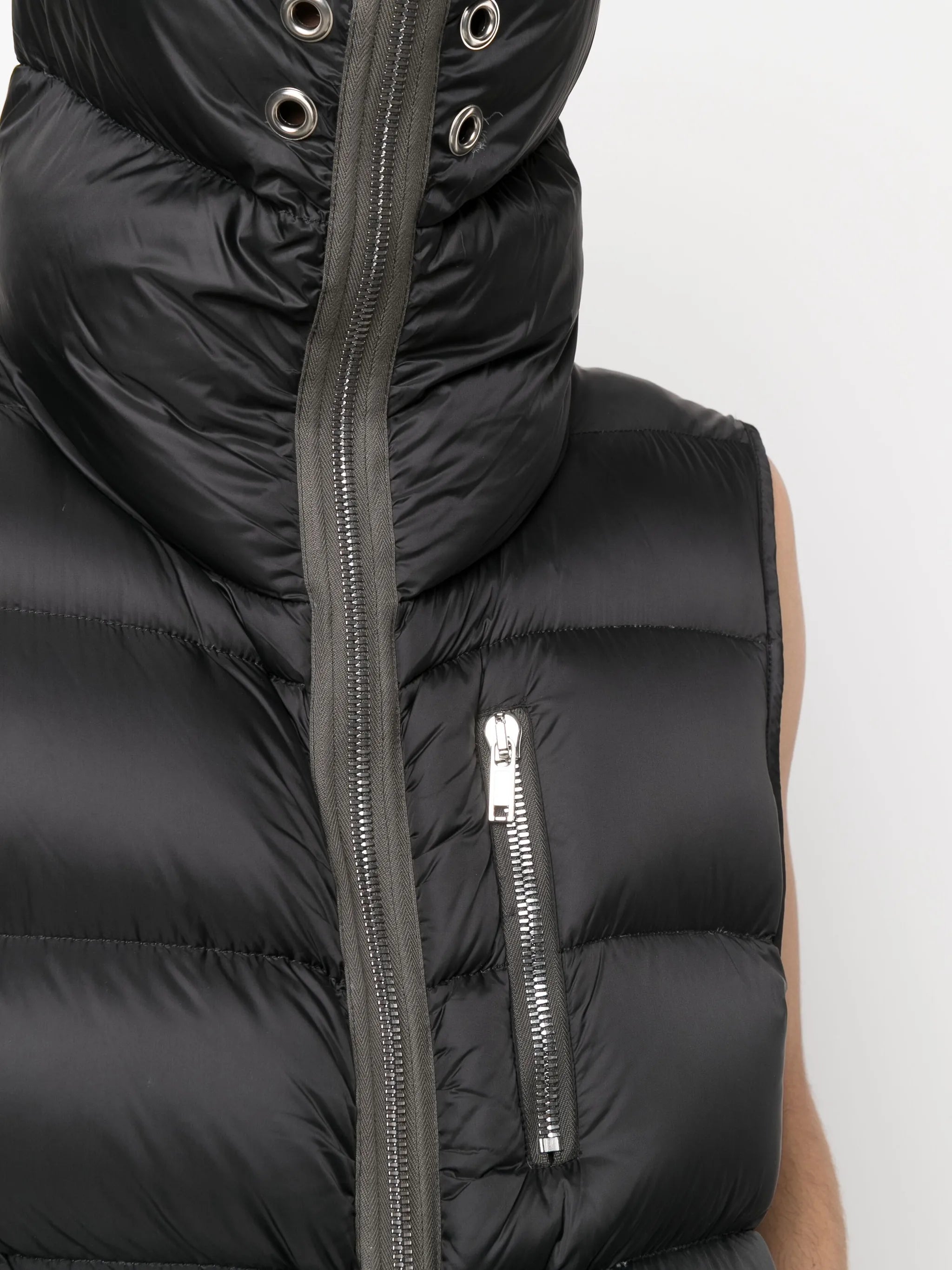 zip-fastening hooded gilet