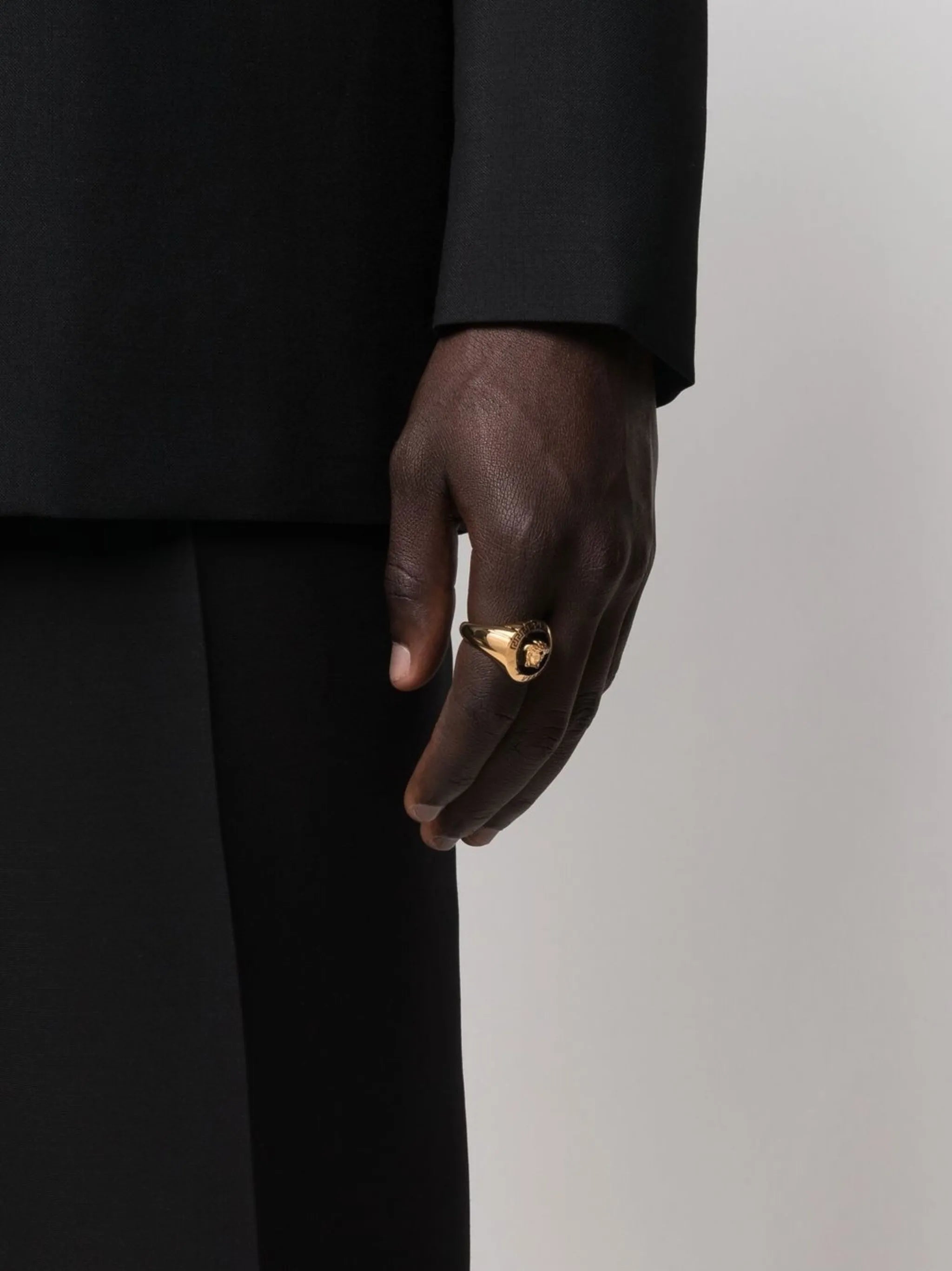 Medusa-plaque ring