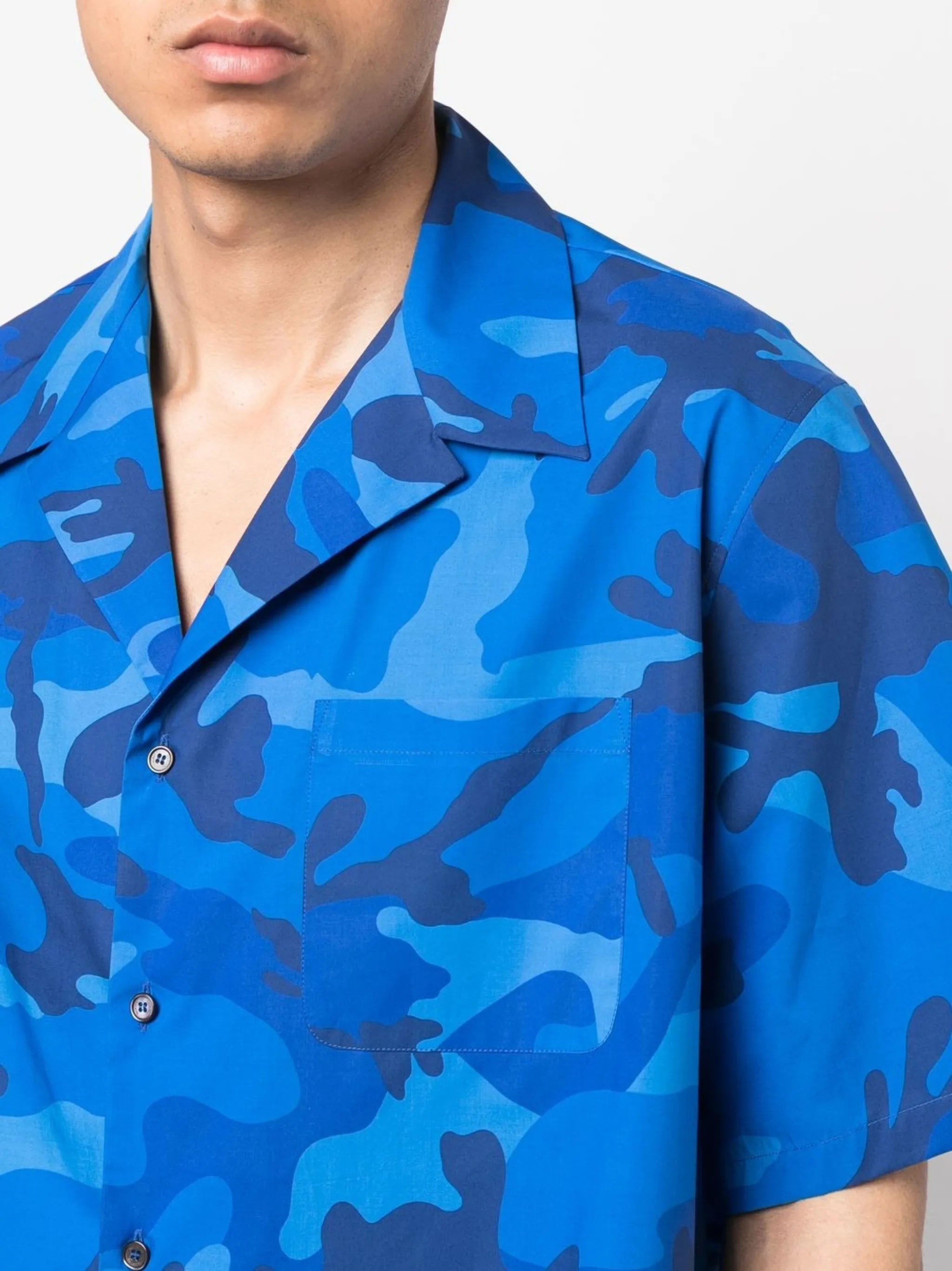 camouflage-print short-sleeved shirt