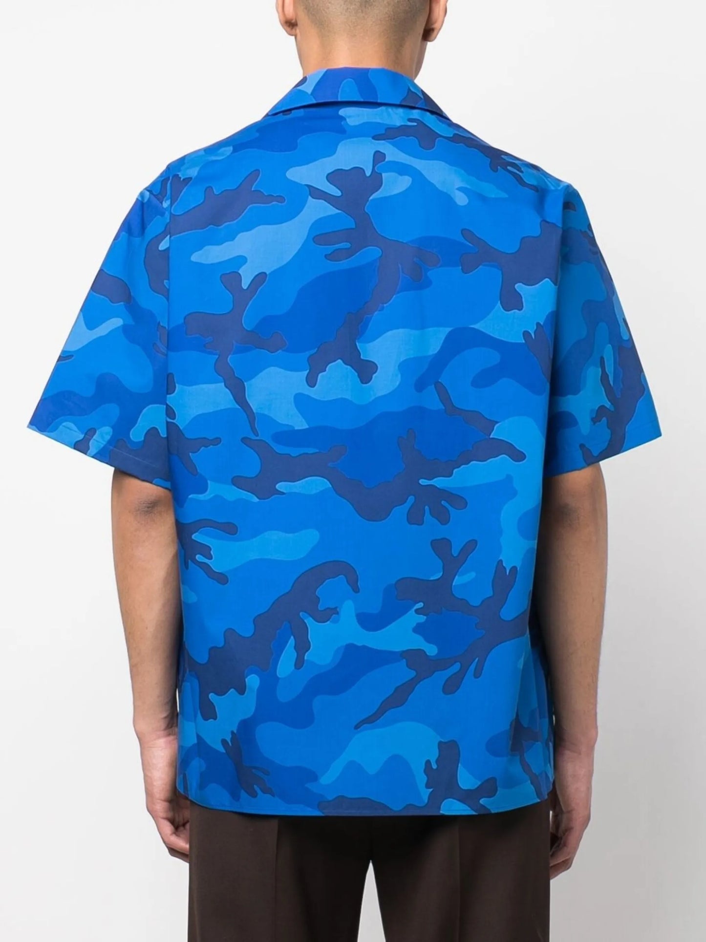 camouflage-print short-sleeved shirt