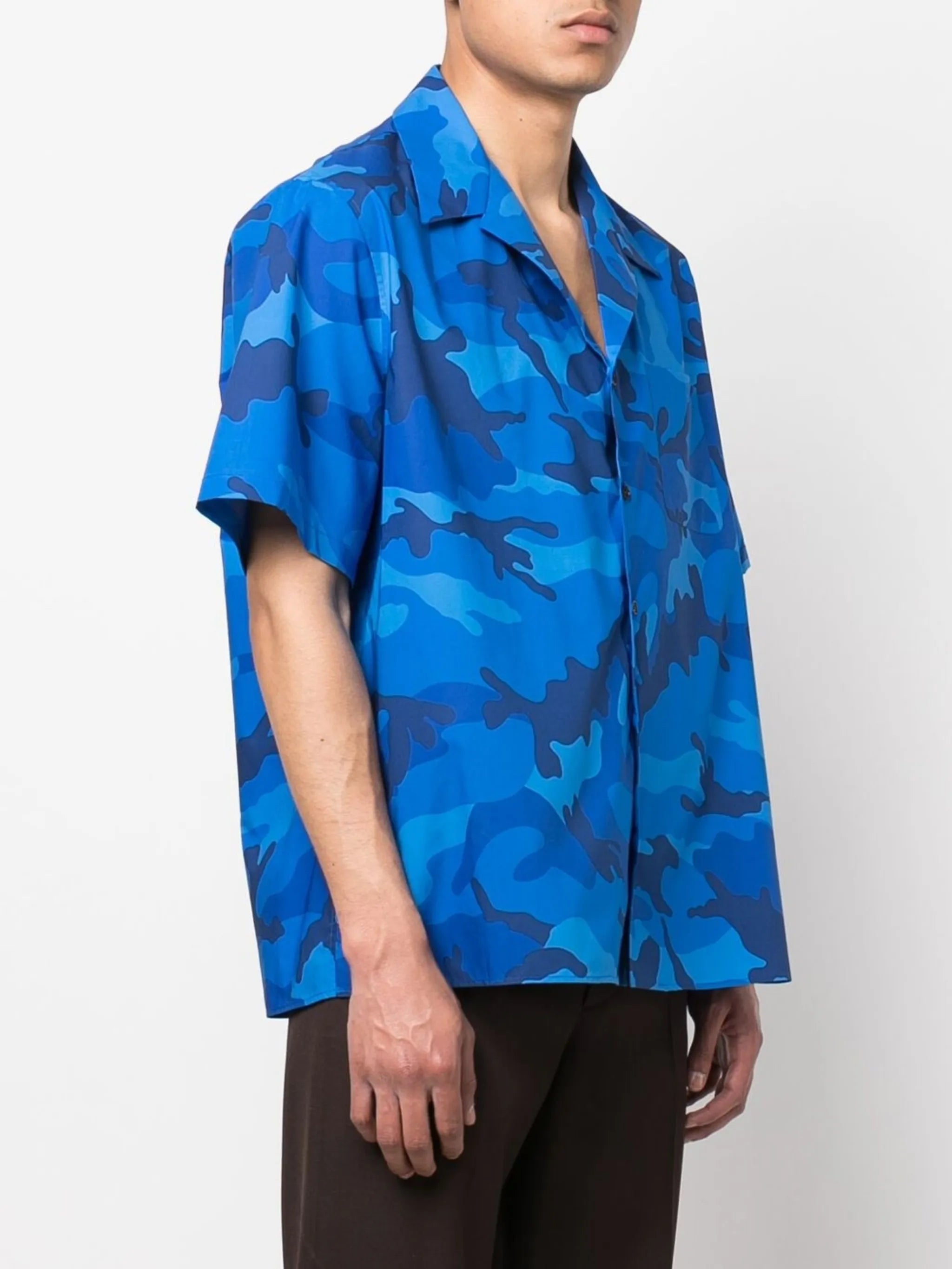 camouflage-print short-sleeved shirt