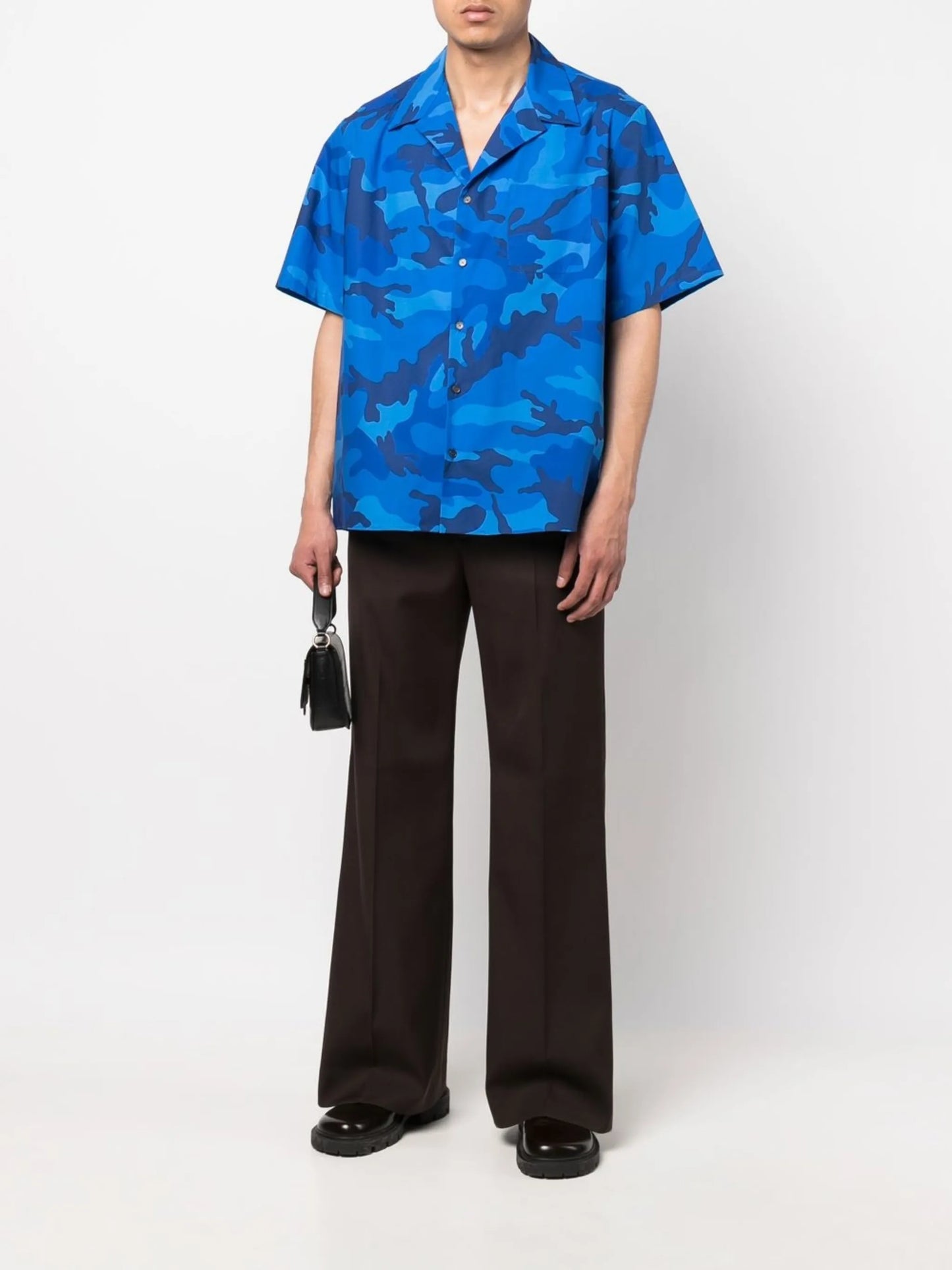 camouflage-print short-sleeved shirt