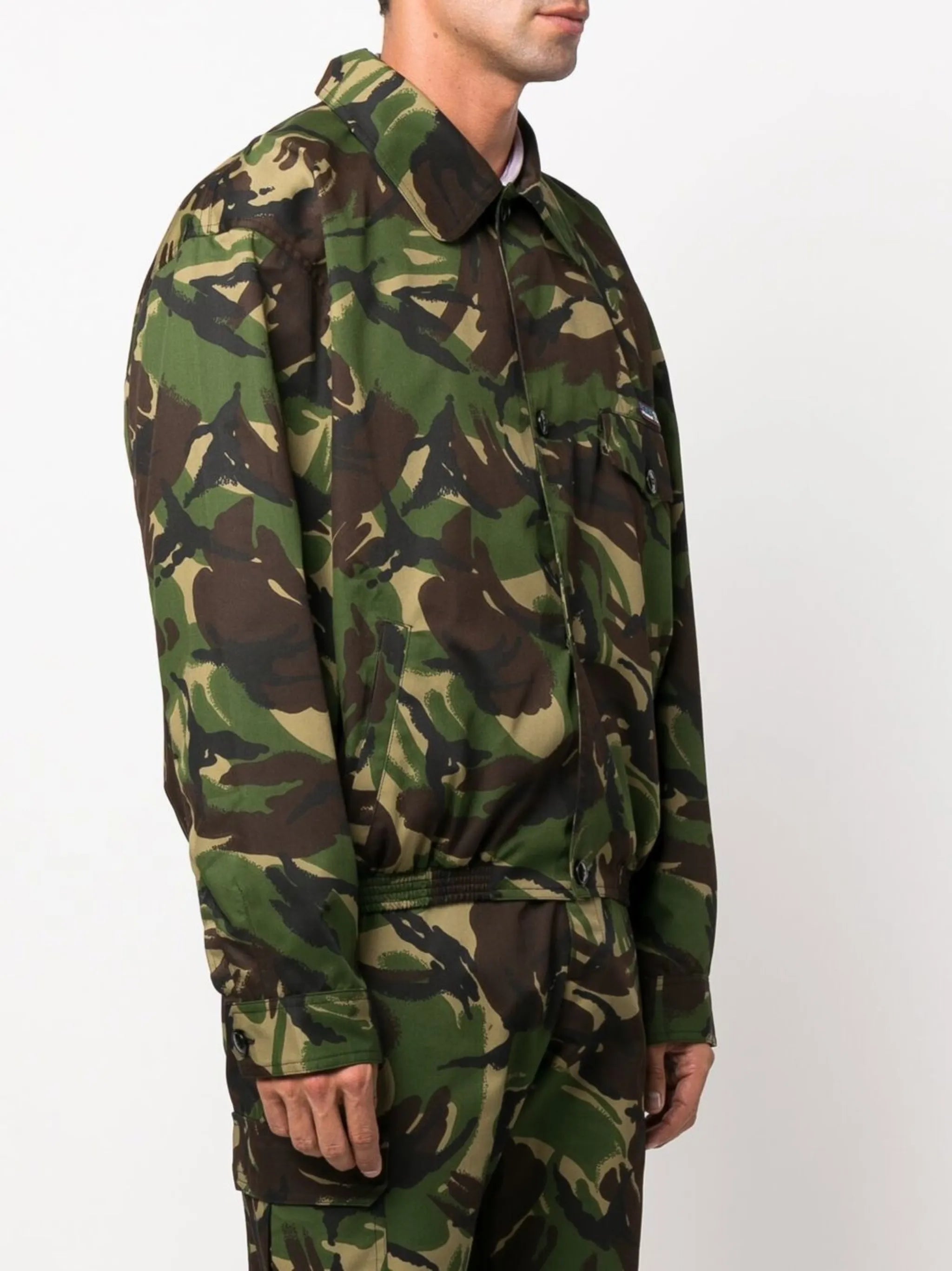 camouflage-print button-fastening jacket