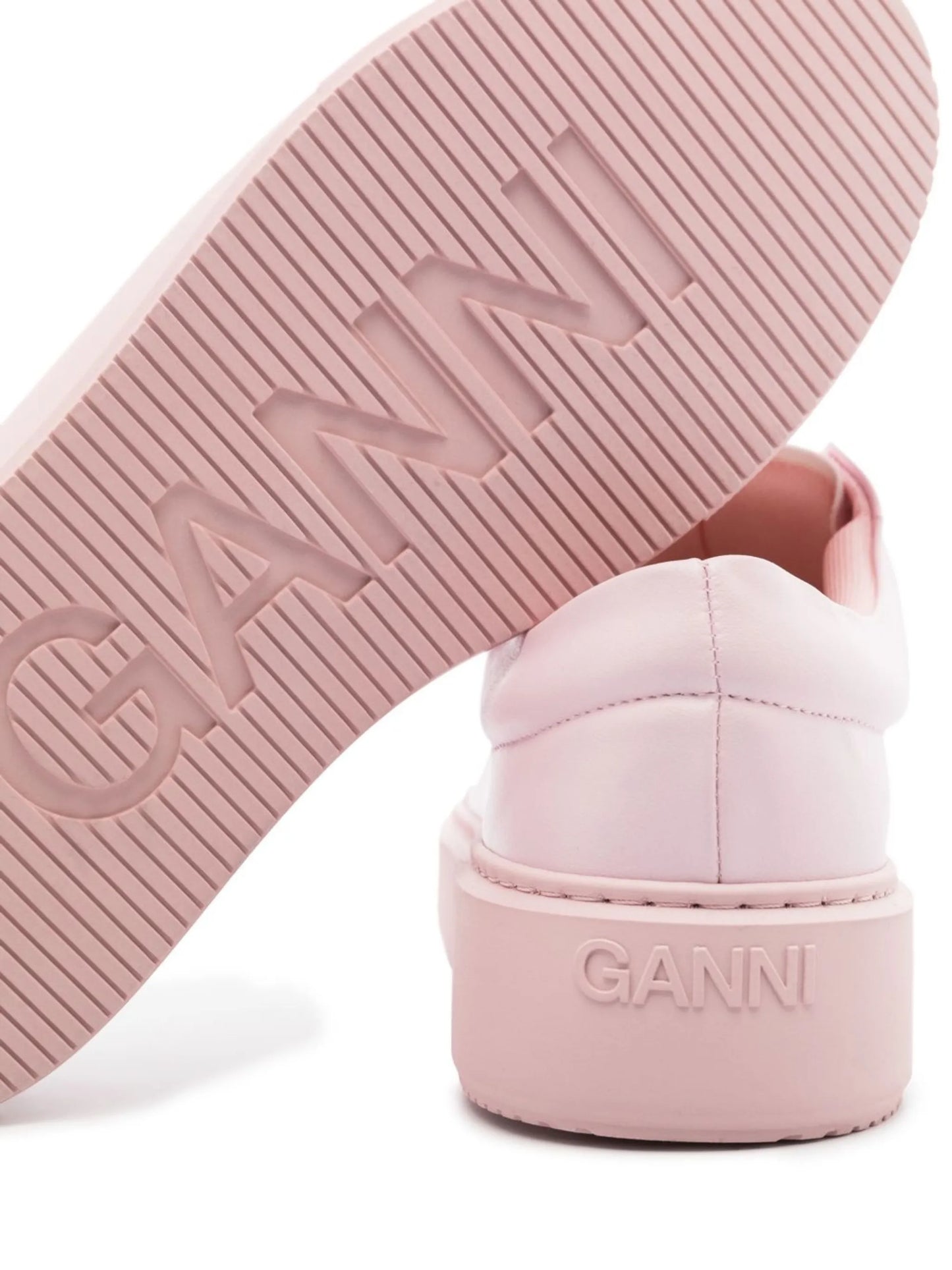 Sporty low-top sneakers