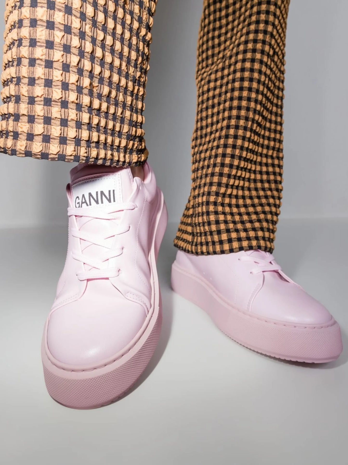 Sporty low-top sneakers