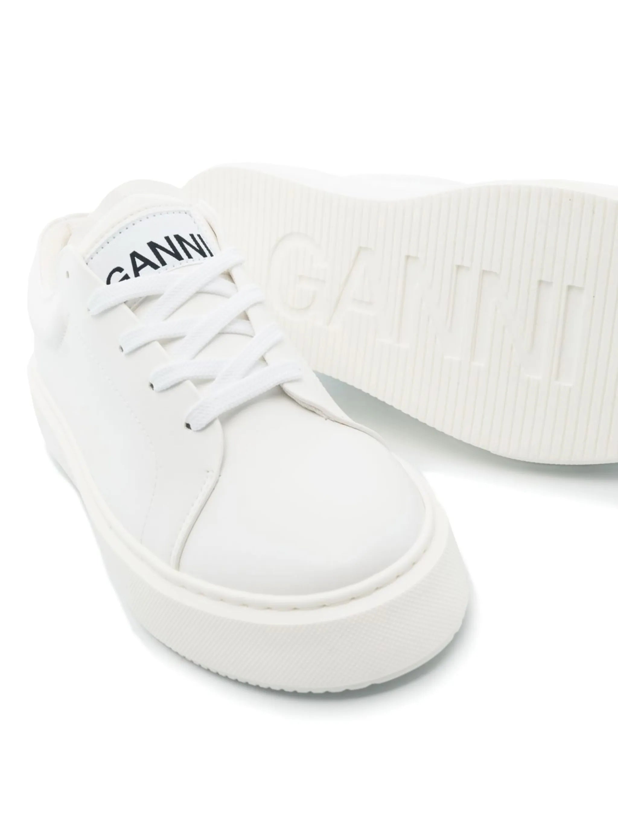 Sporty low-top sneakers