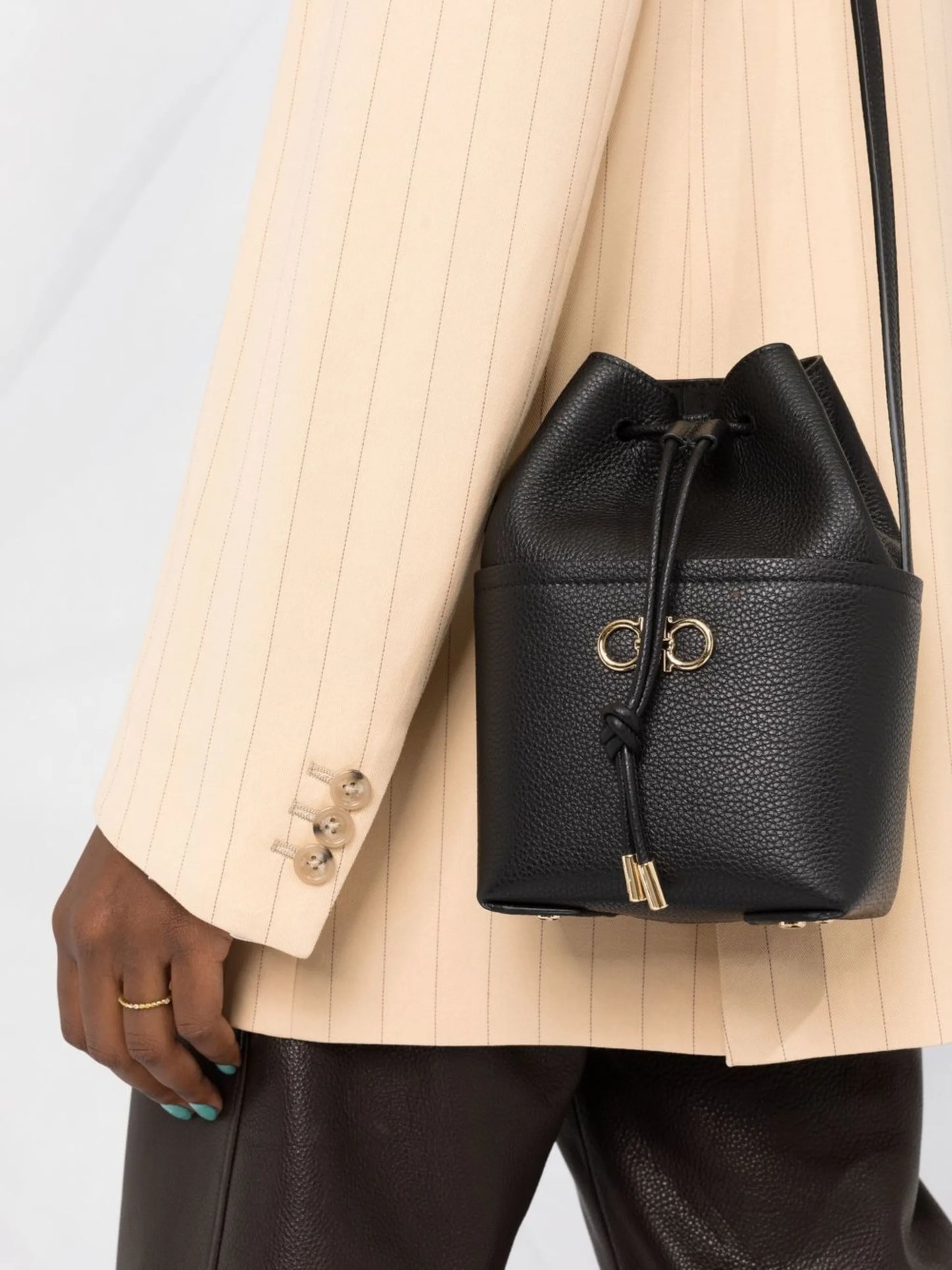 Gancini-plaque bucket bag