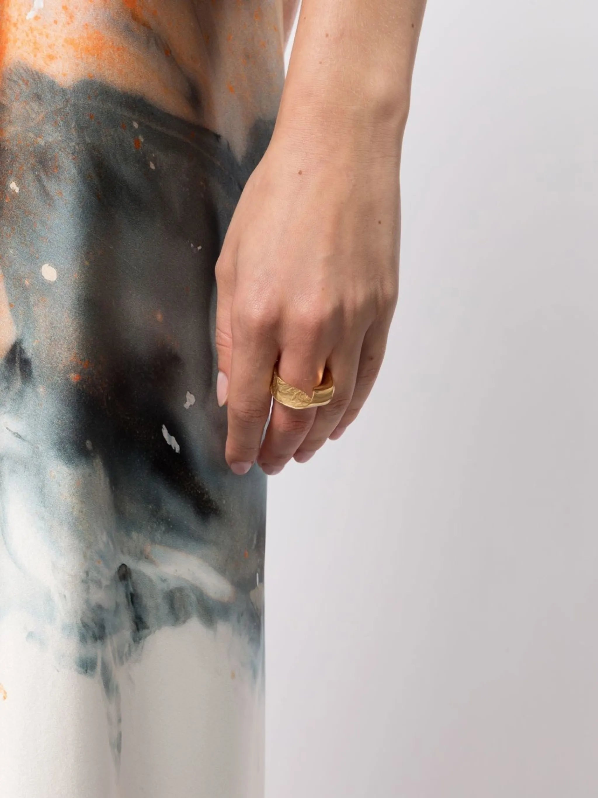 Whirl twisted ring