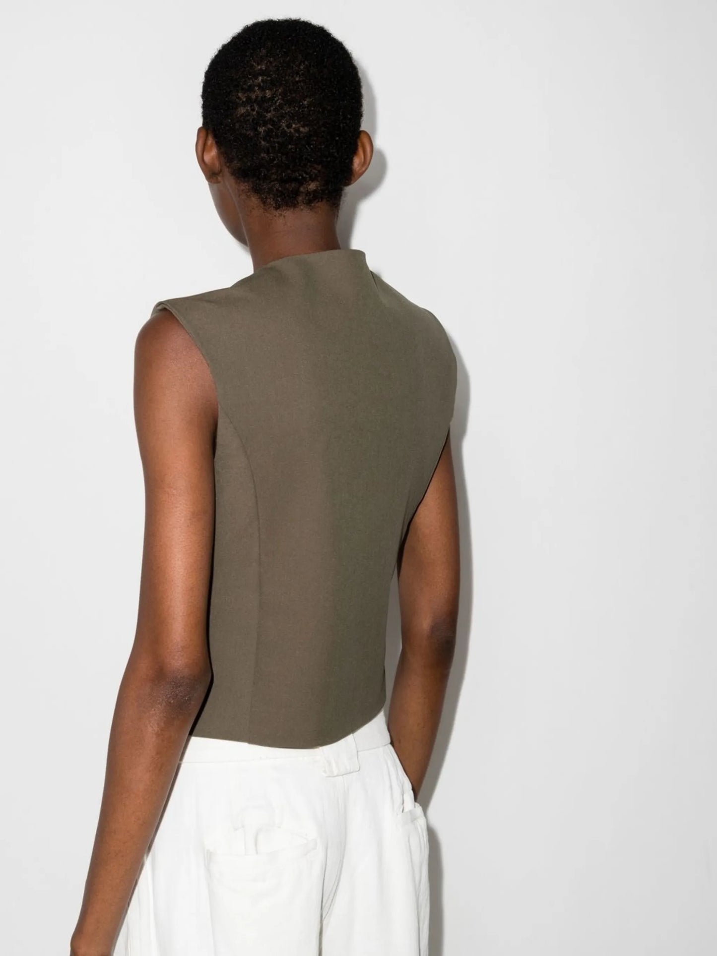 sleeveless button-fastening top