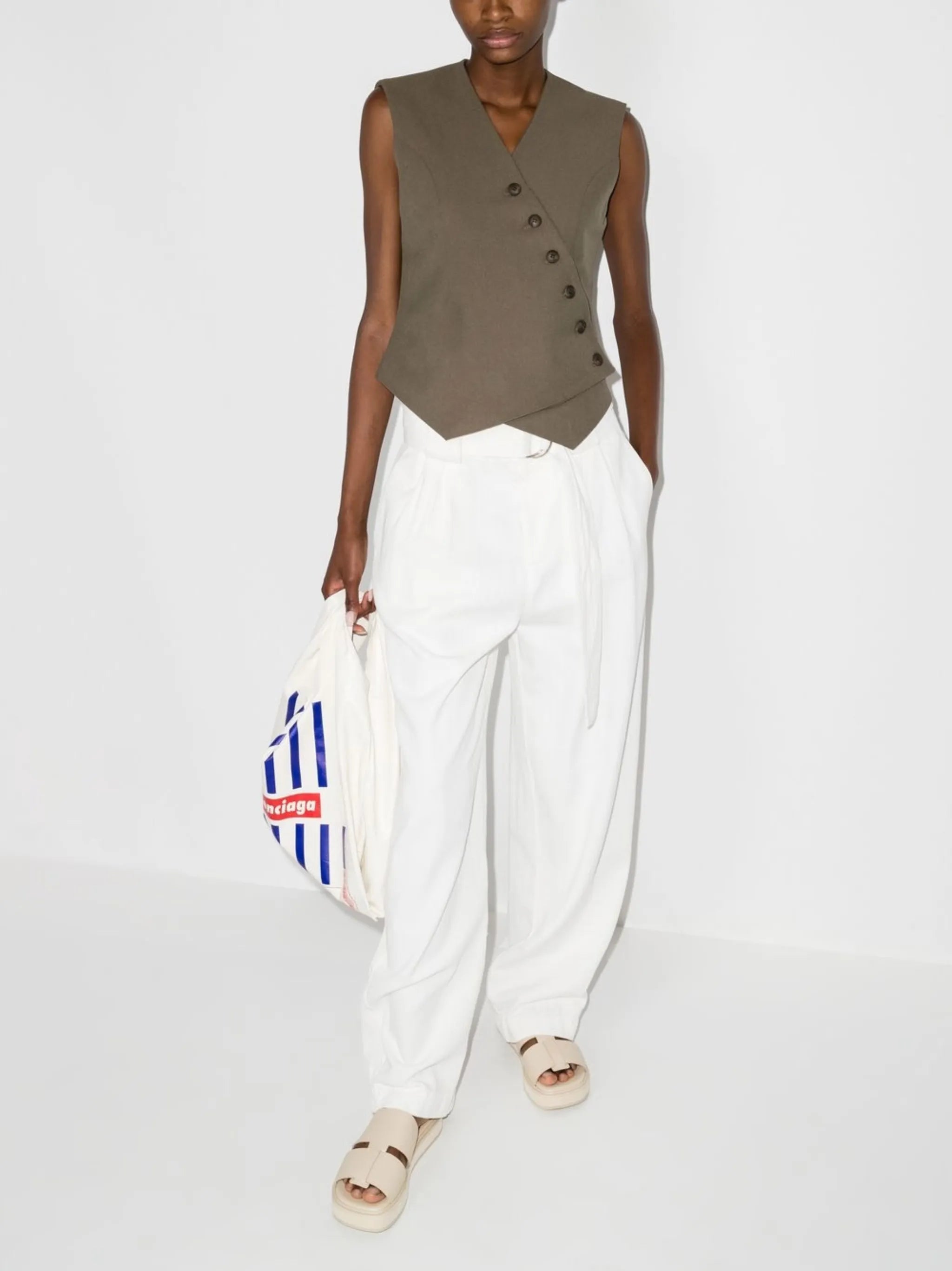 sleeveless button-fastening top