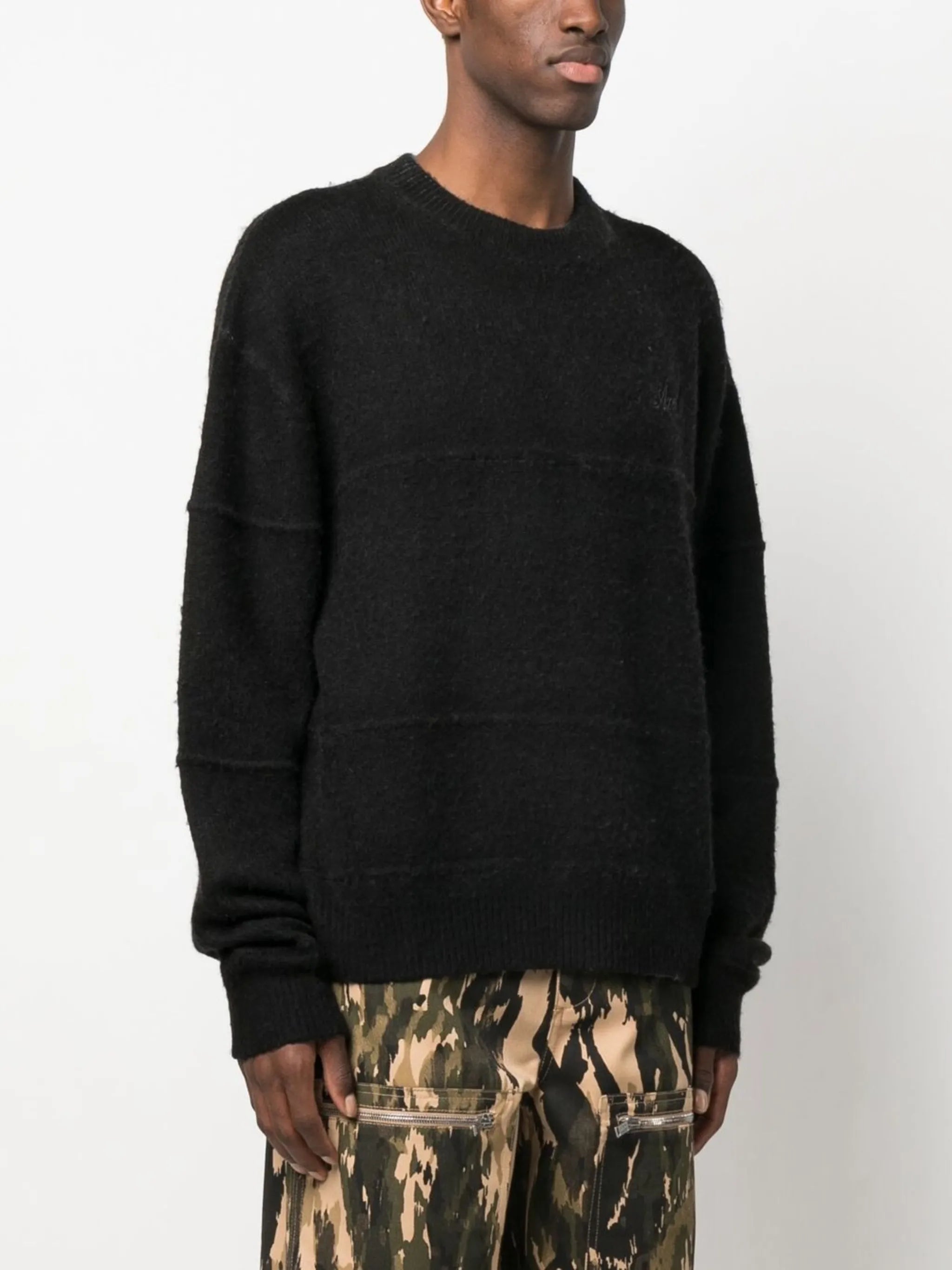 logo-embroidered knitted jumper