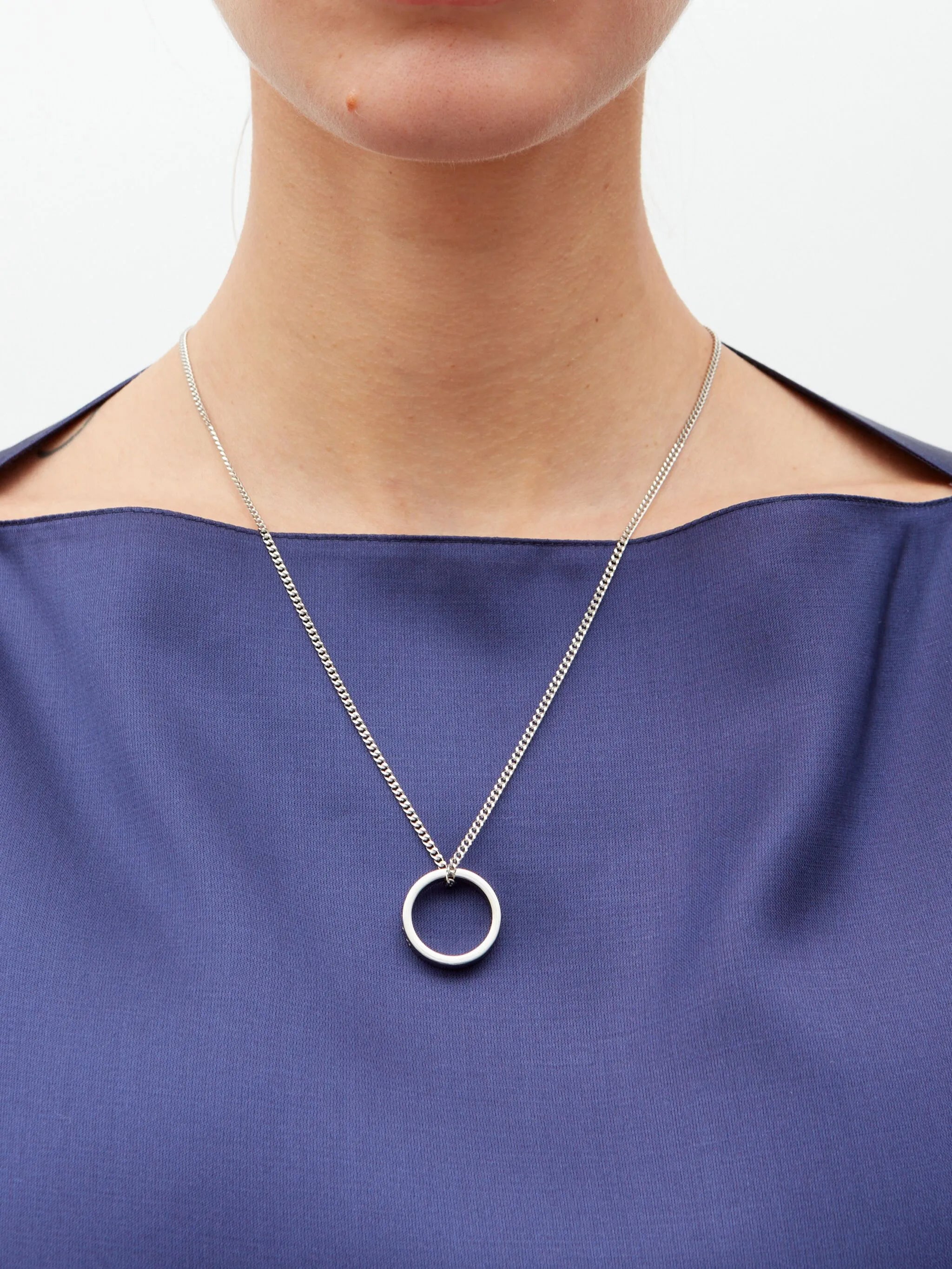 Minimal engraved pendant necklace