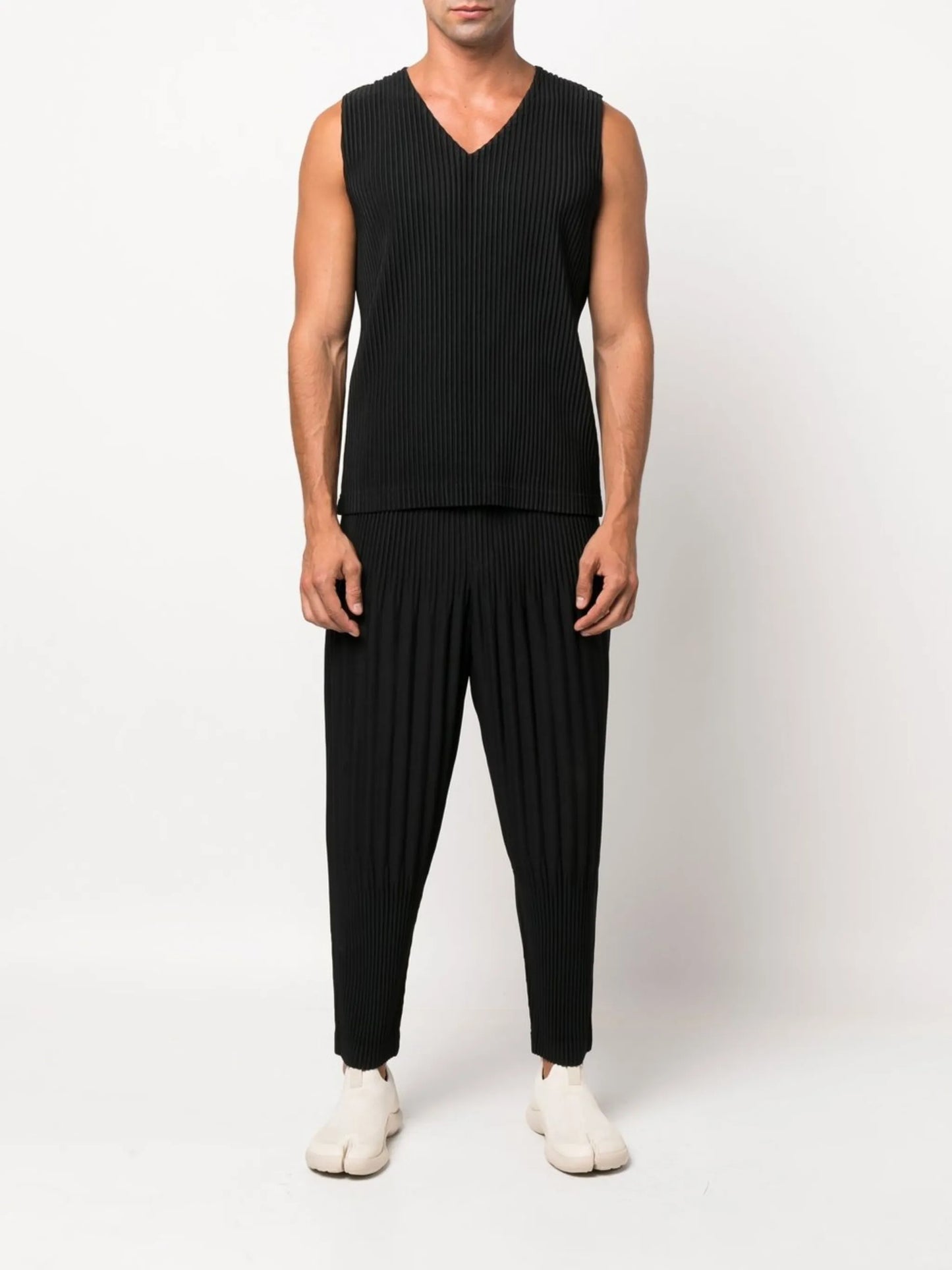 fully-pleated V-neck vest