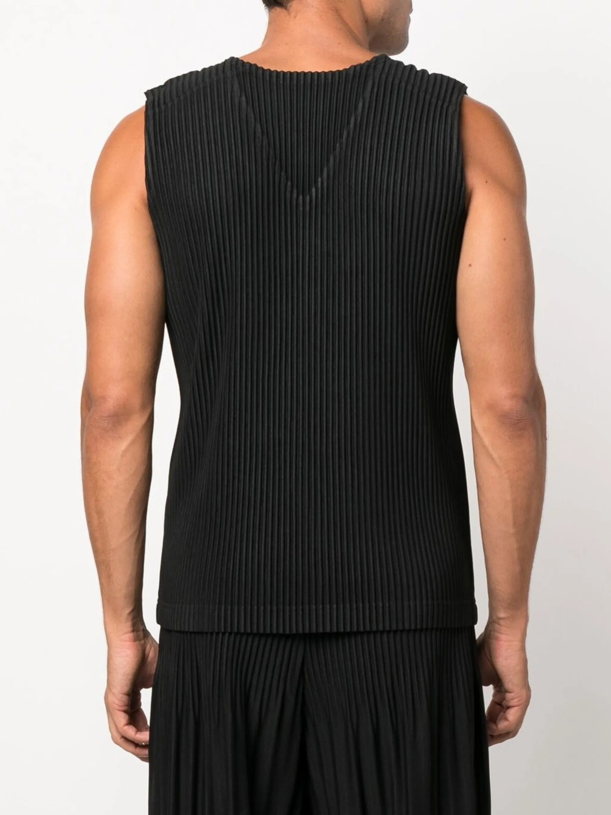 fully-pleated V-neck vest