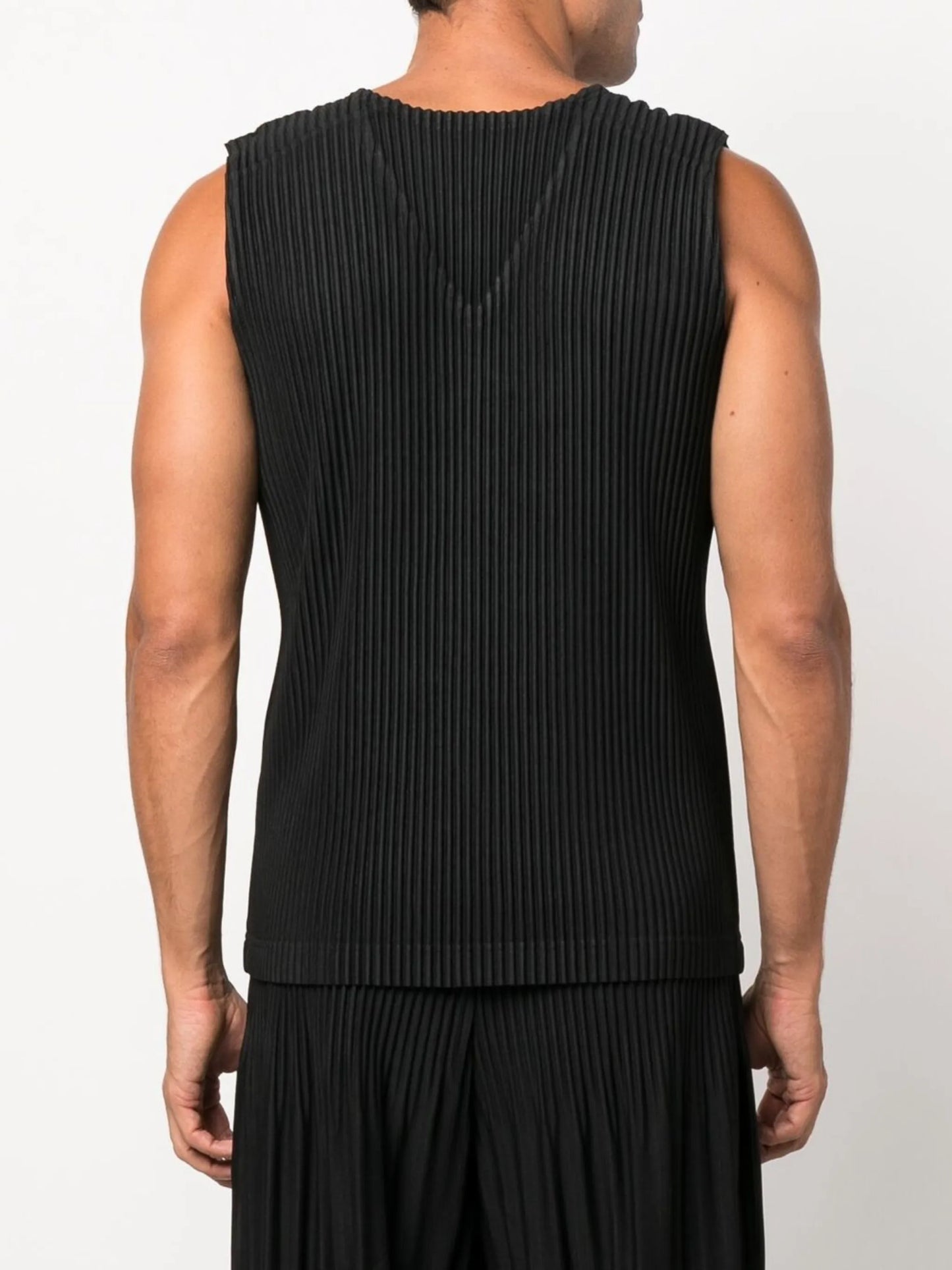 fully-pleated V-neck vest