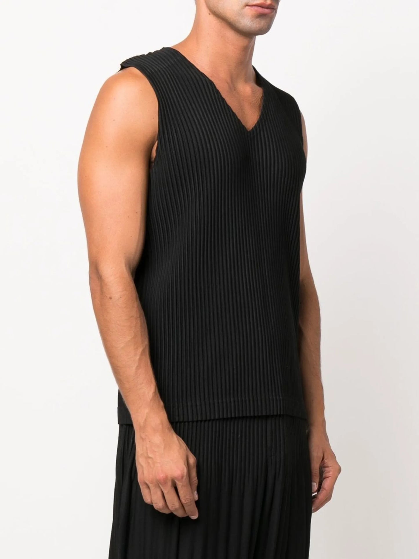 fully-pleated V-neck vest