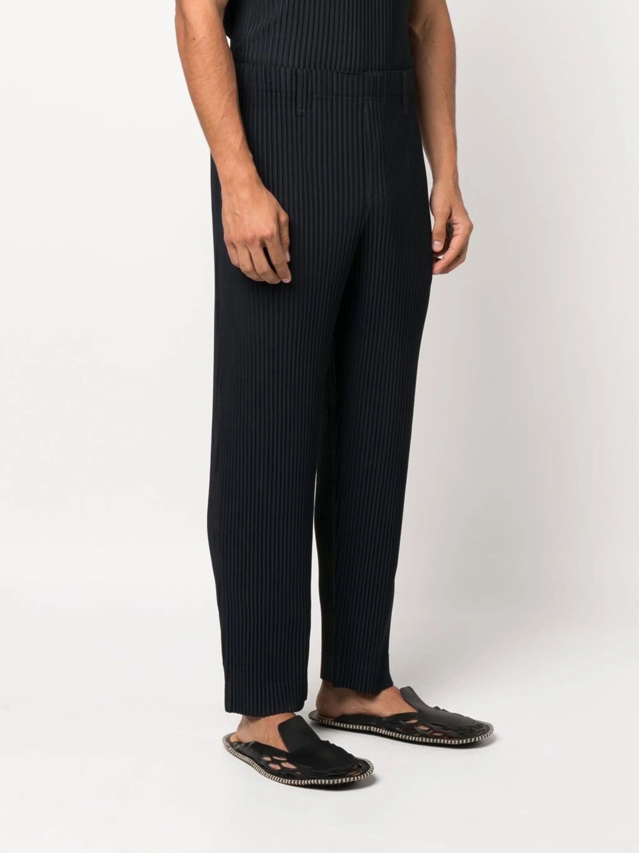 fully-pleated straight-leg trousers