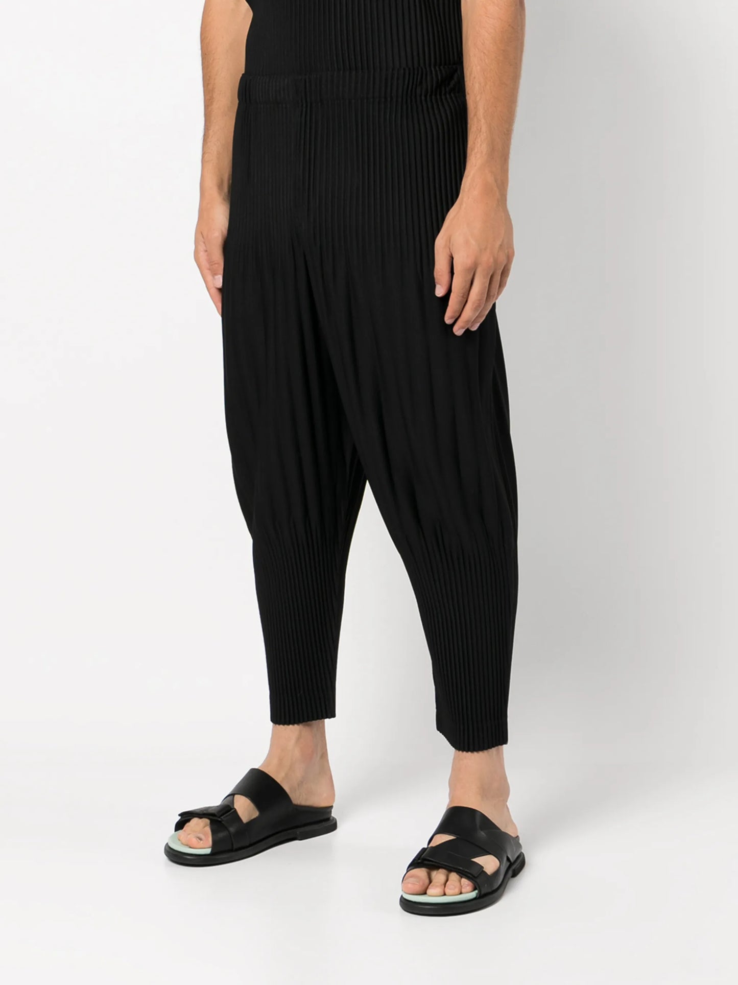 tapered-leg pleated trousers