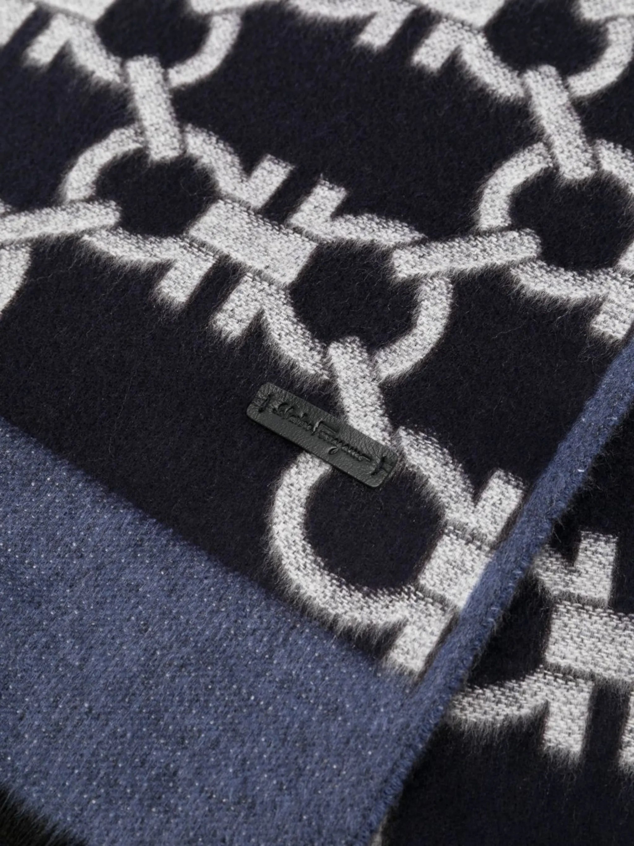 Gancini-pattern jacquard scarf
