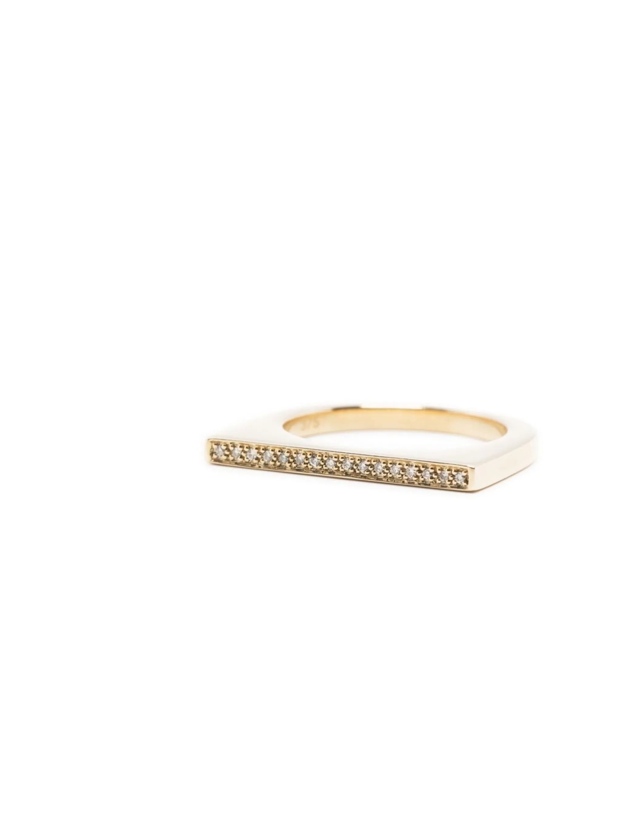 Sleek 9kt gold diamond ring