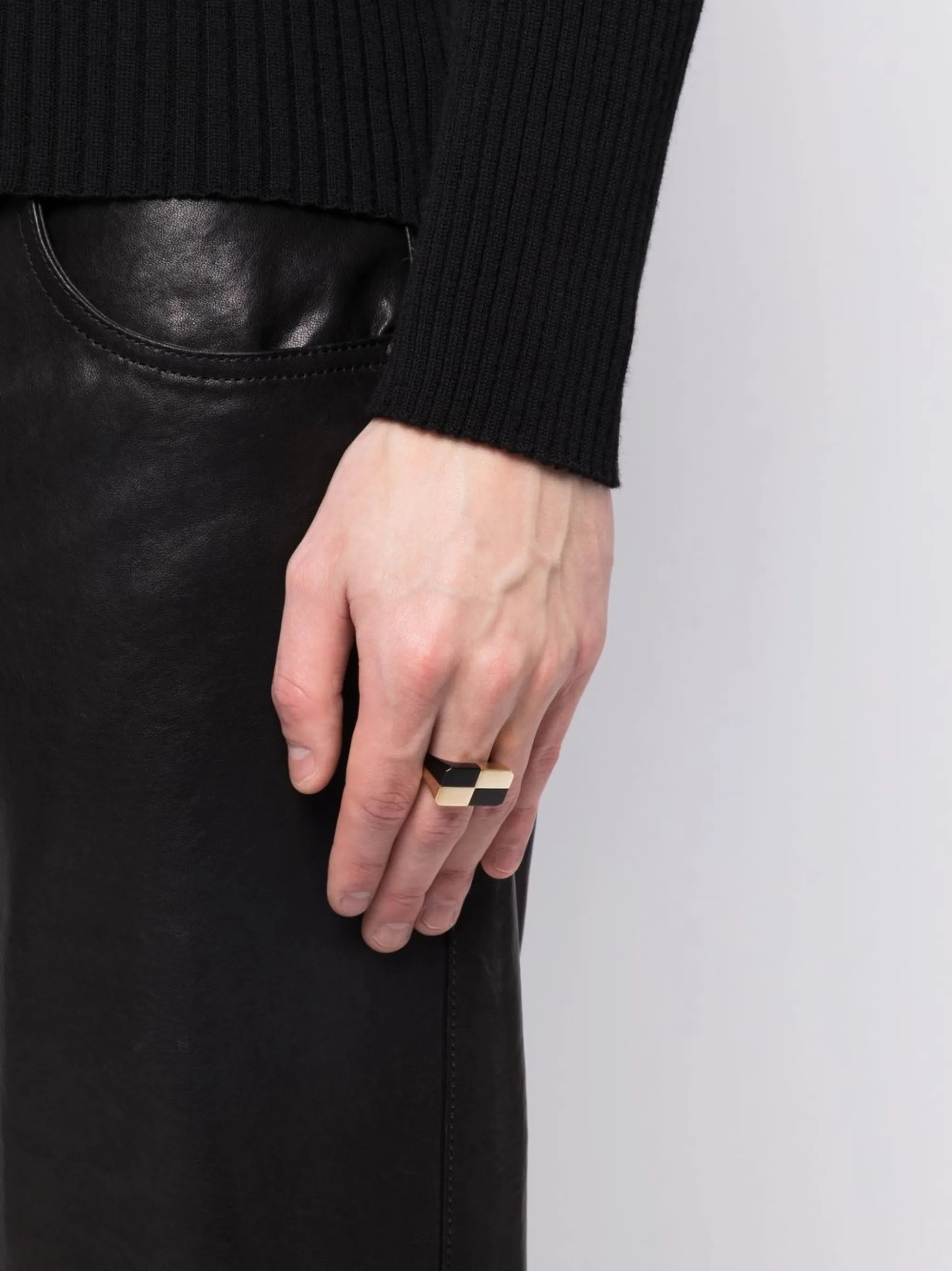 9kt yellow gold onyx ring