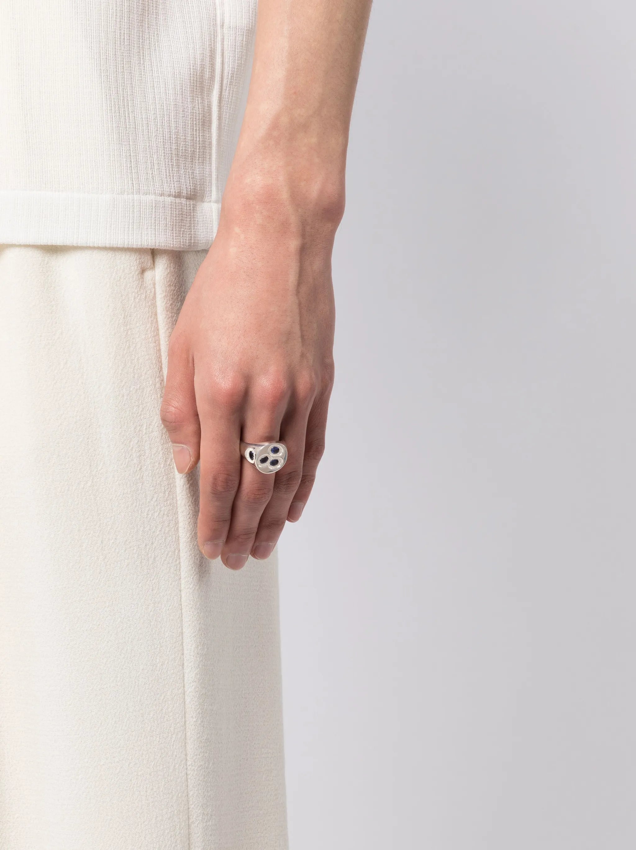 Chloroplast sapphire signet ring
