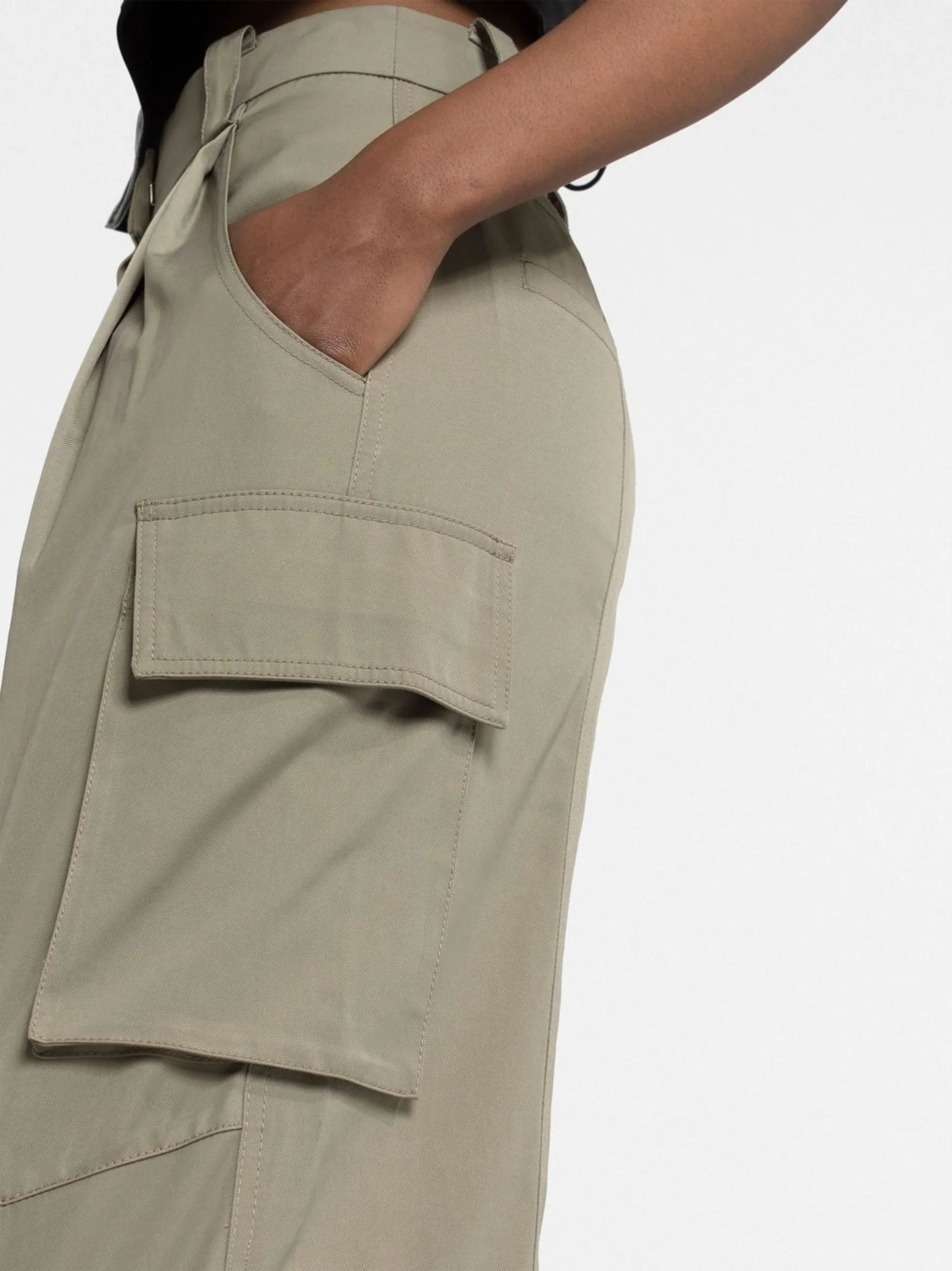 wide-leg cargo trousers