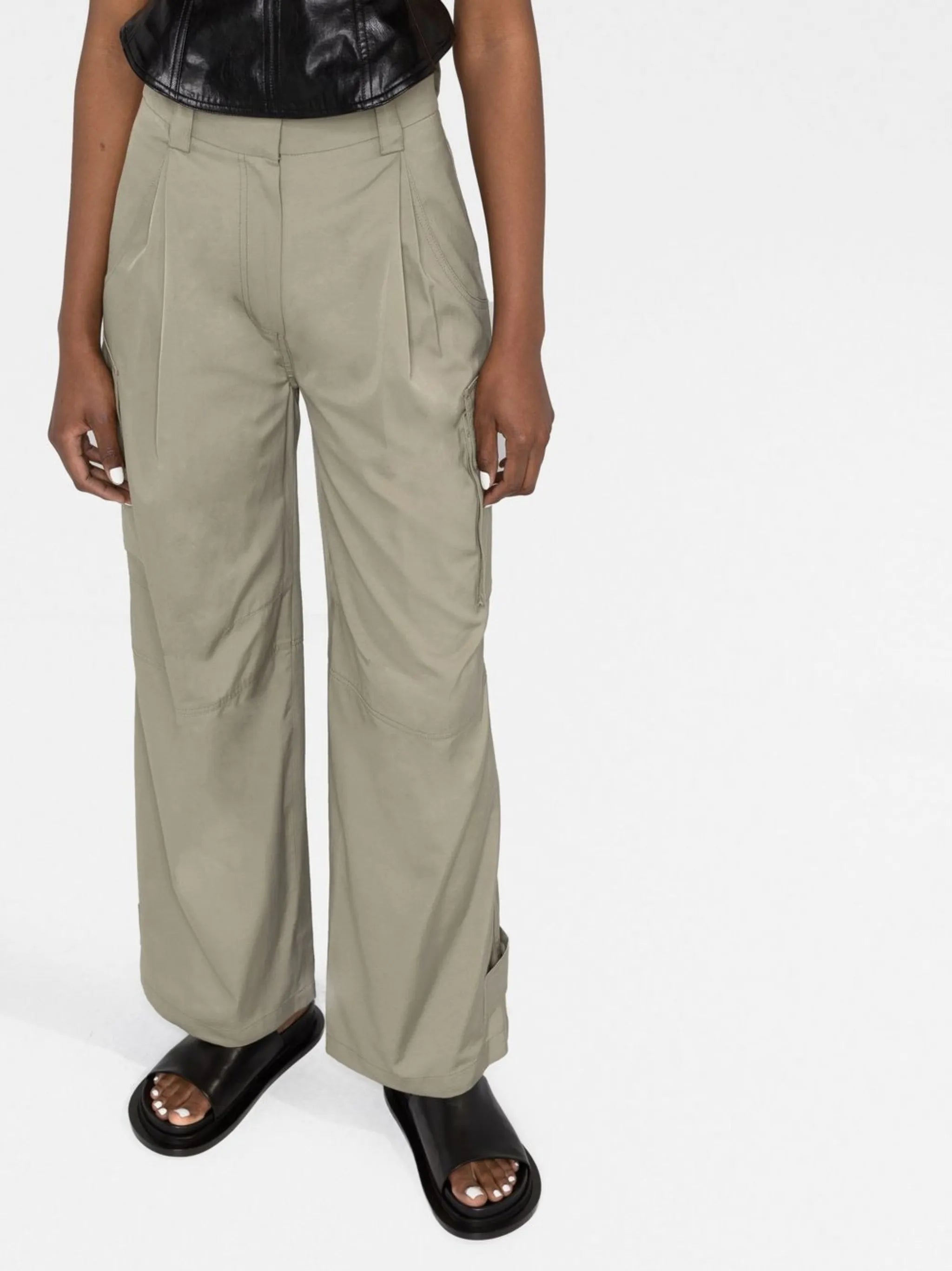 wide-leg cargo trousers