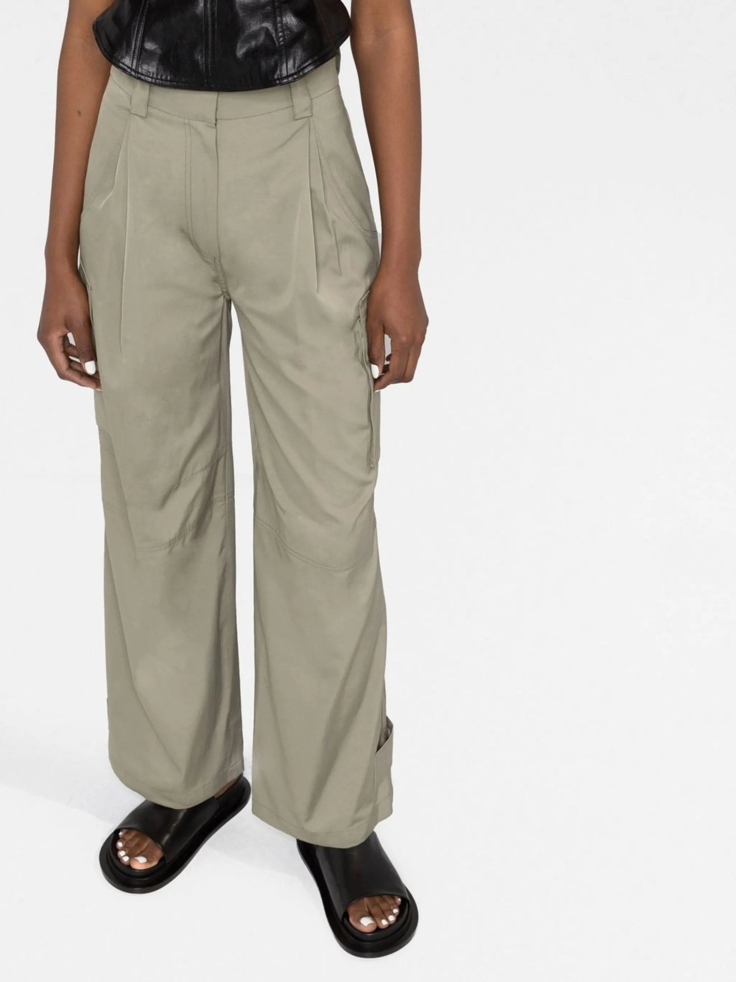 wide-leg cargo trousers