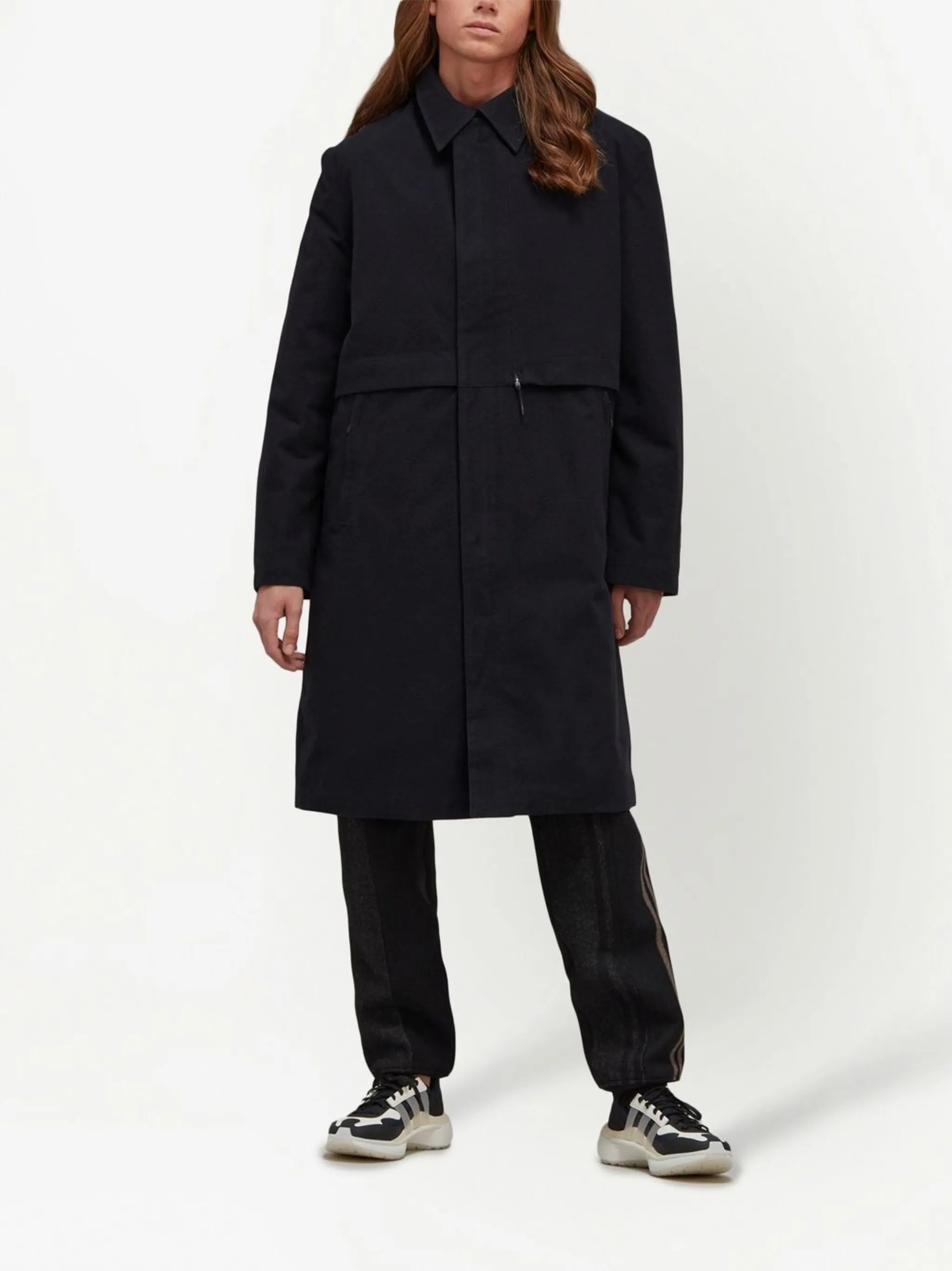 pointed-collar single-breasted coat
