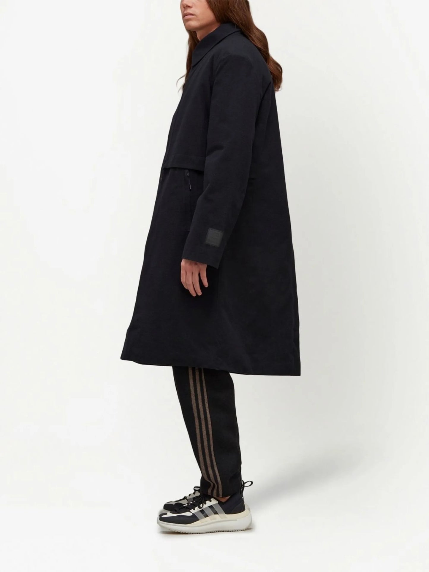pointed-collar single-breasted coat