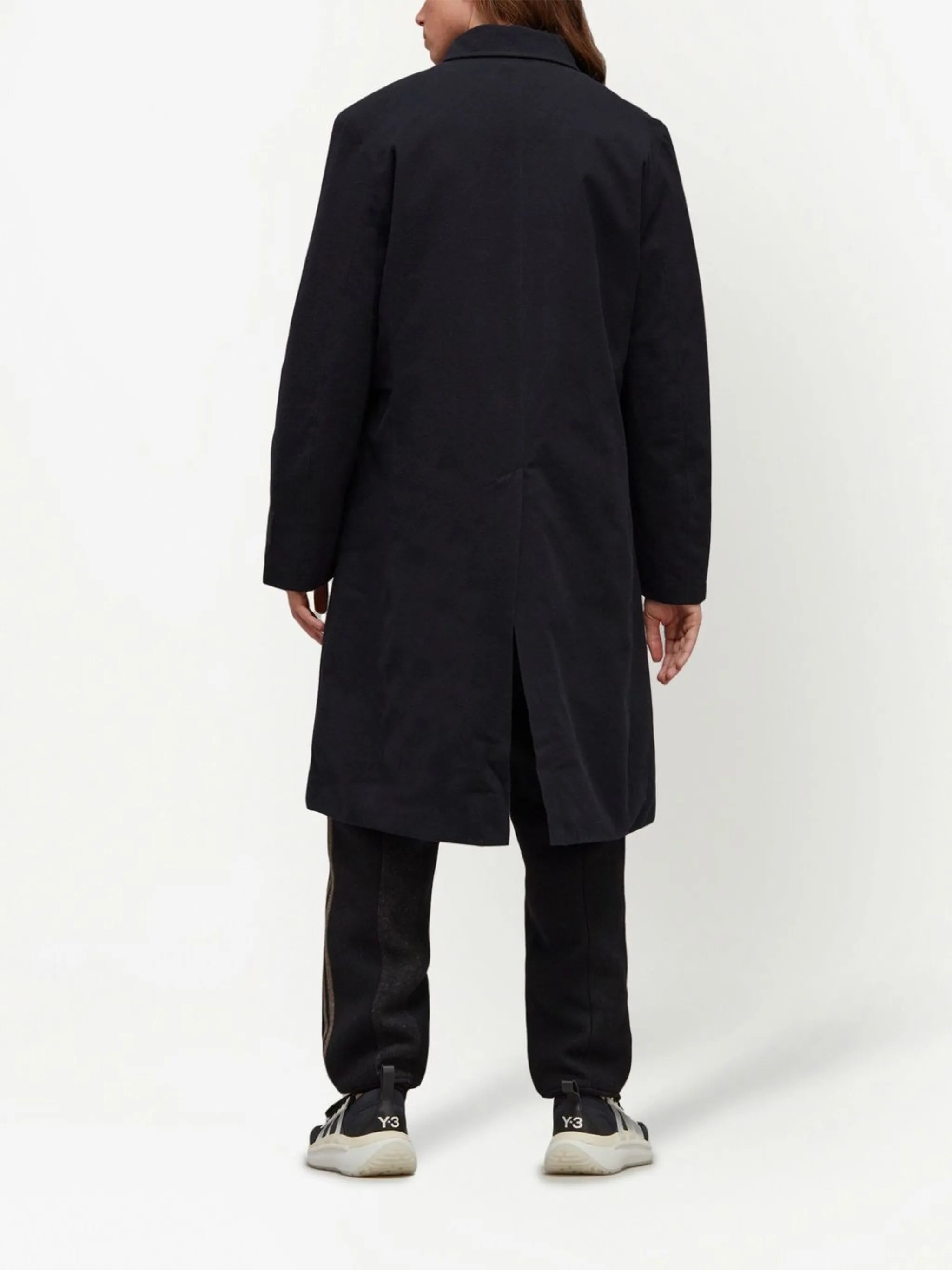 pointed-collar single-breasted coat