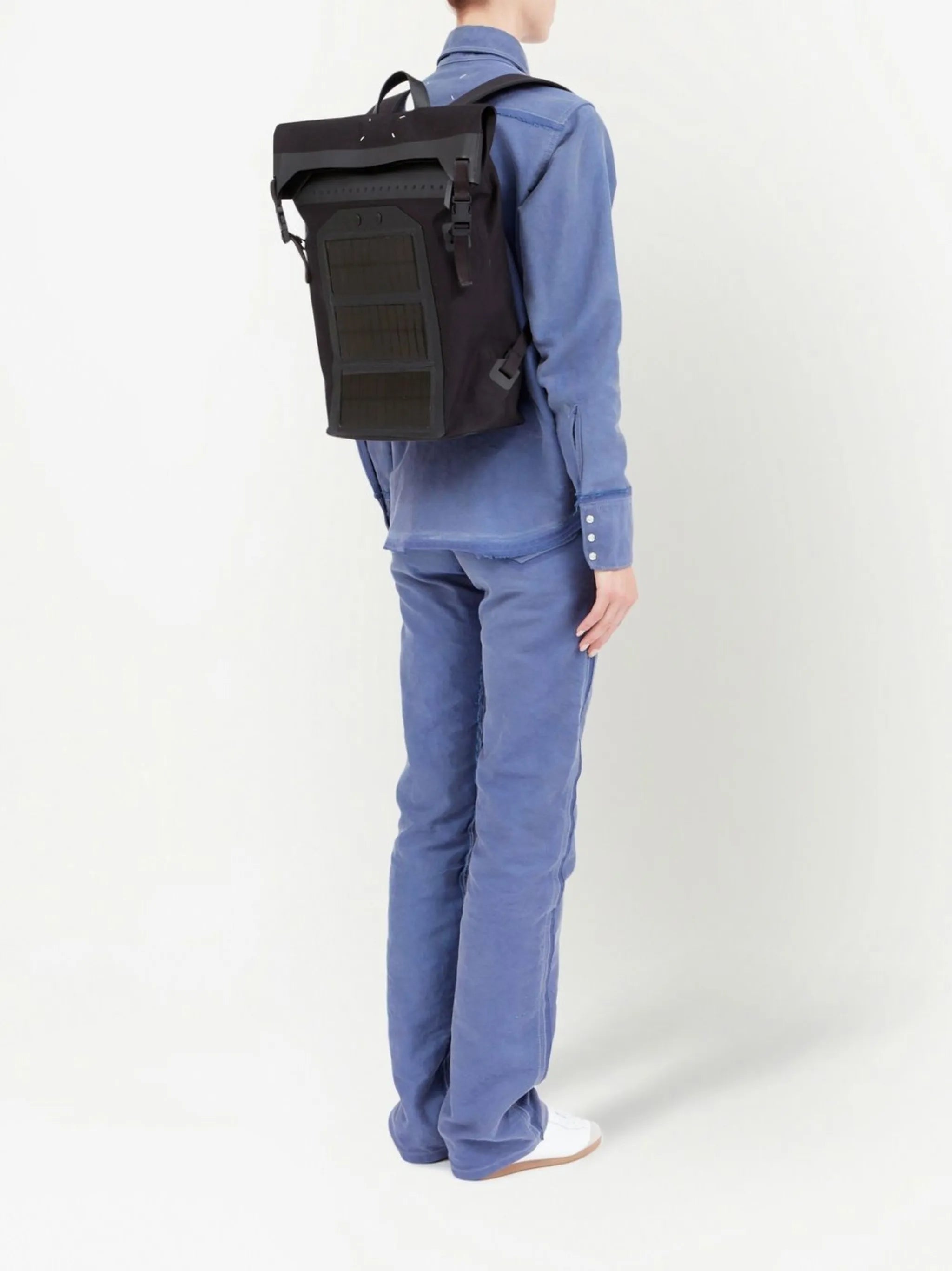 folded-top buckle-fastening backpack