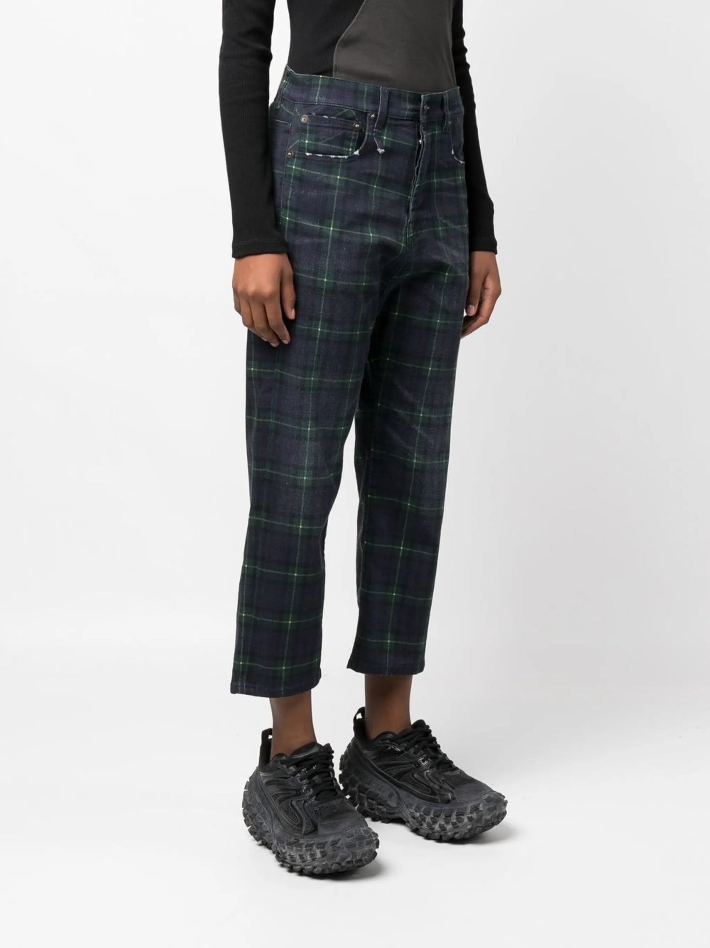 plaid-patterned cropped trousers