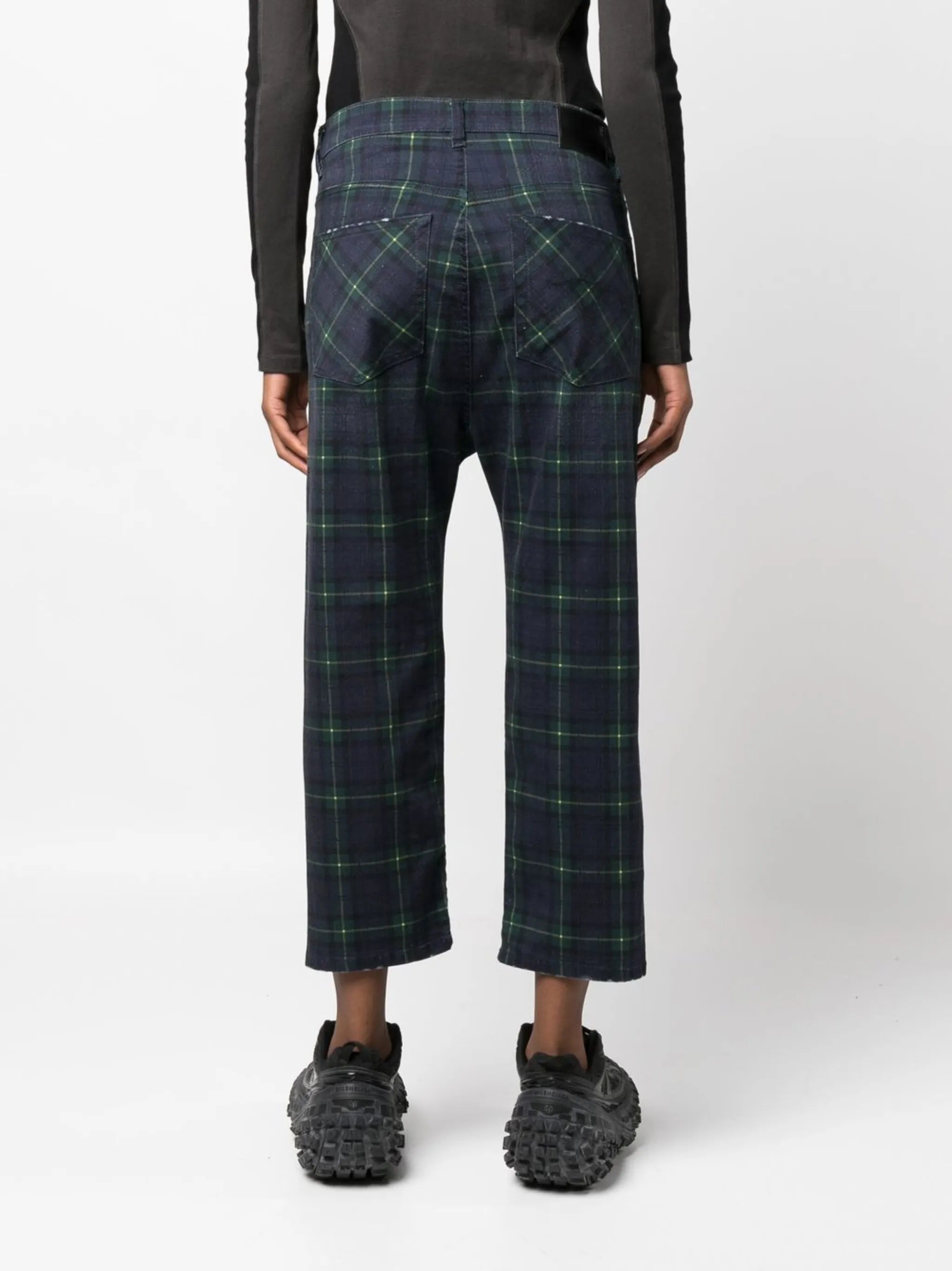 plaid-patterned cropped trousers