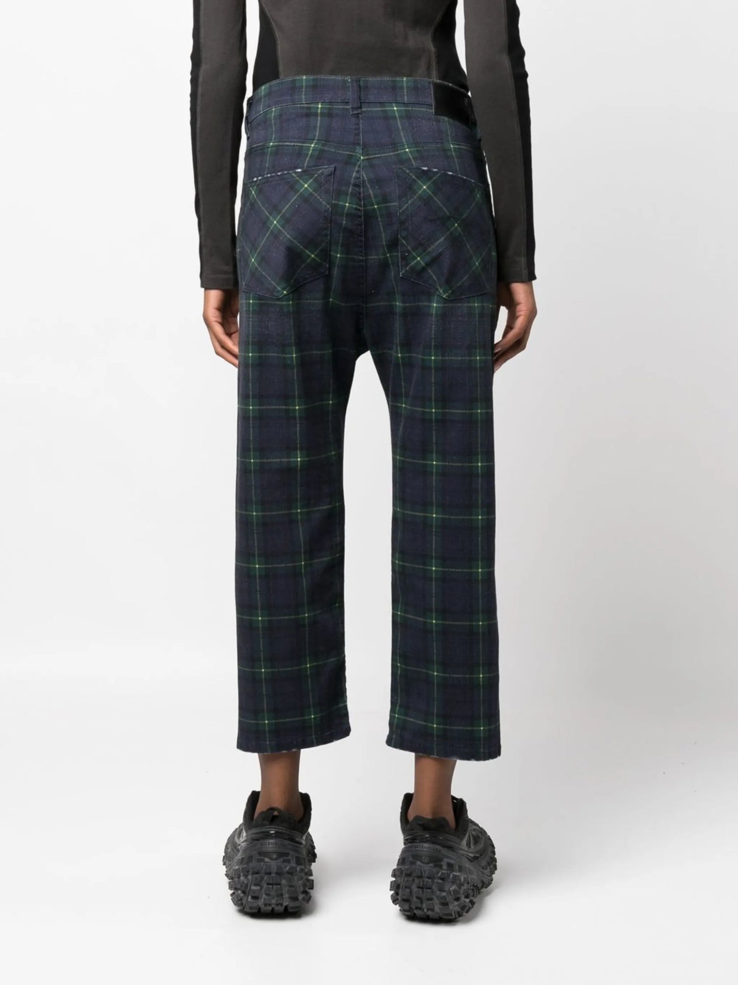 plaid-patterned cropped trousers