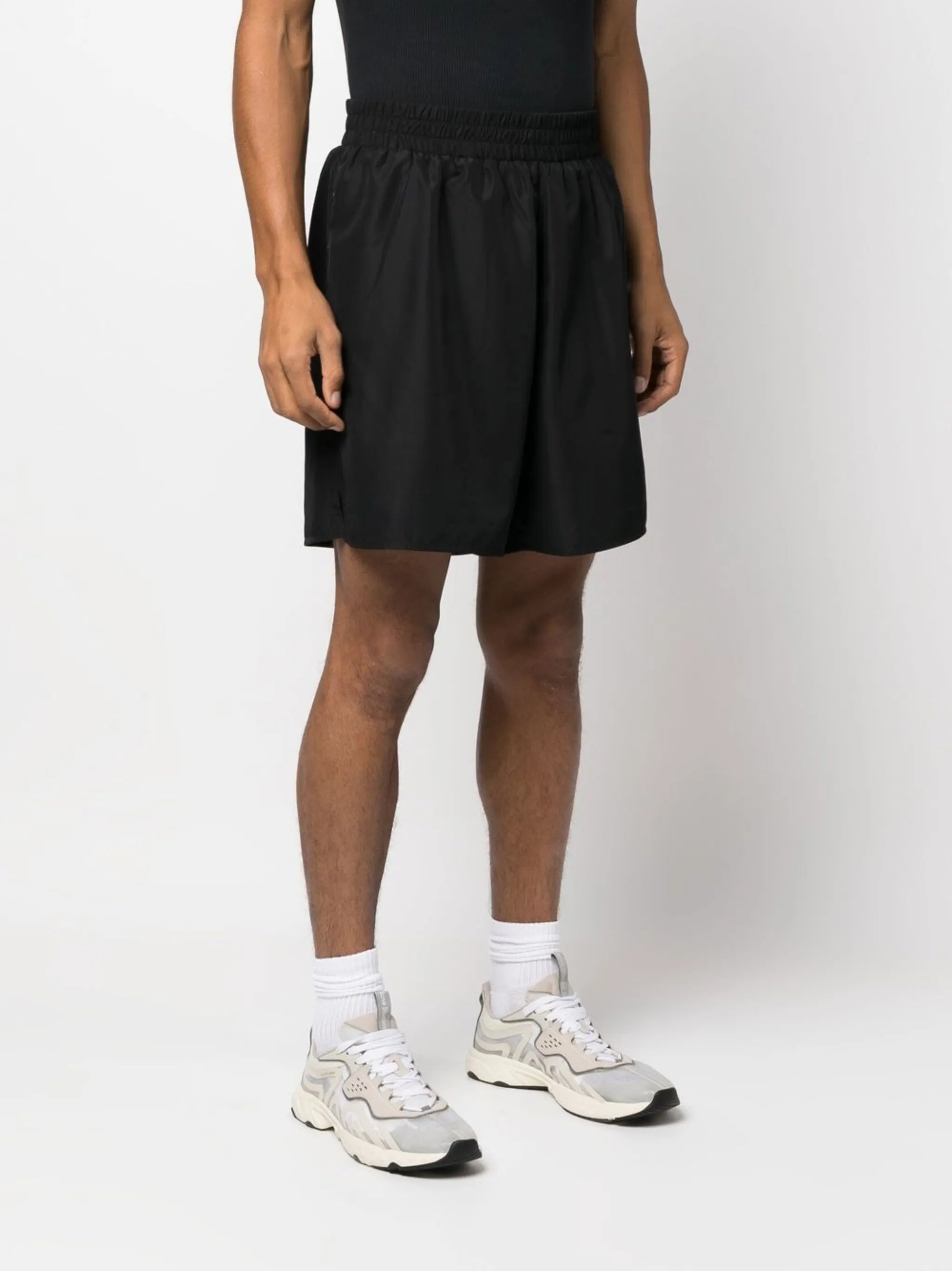 elasticated-waist shorts