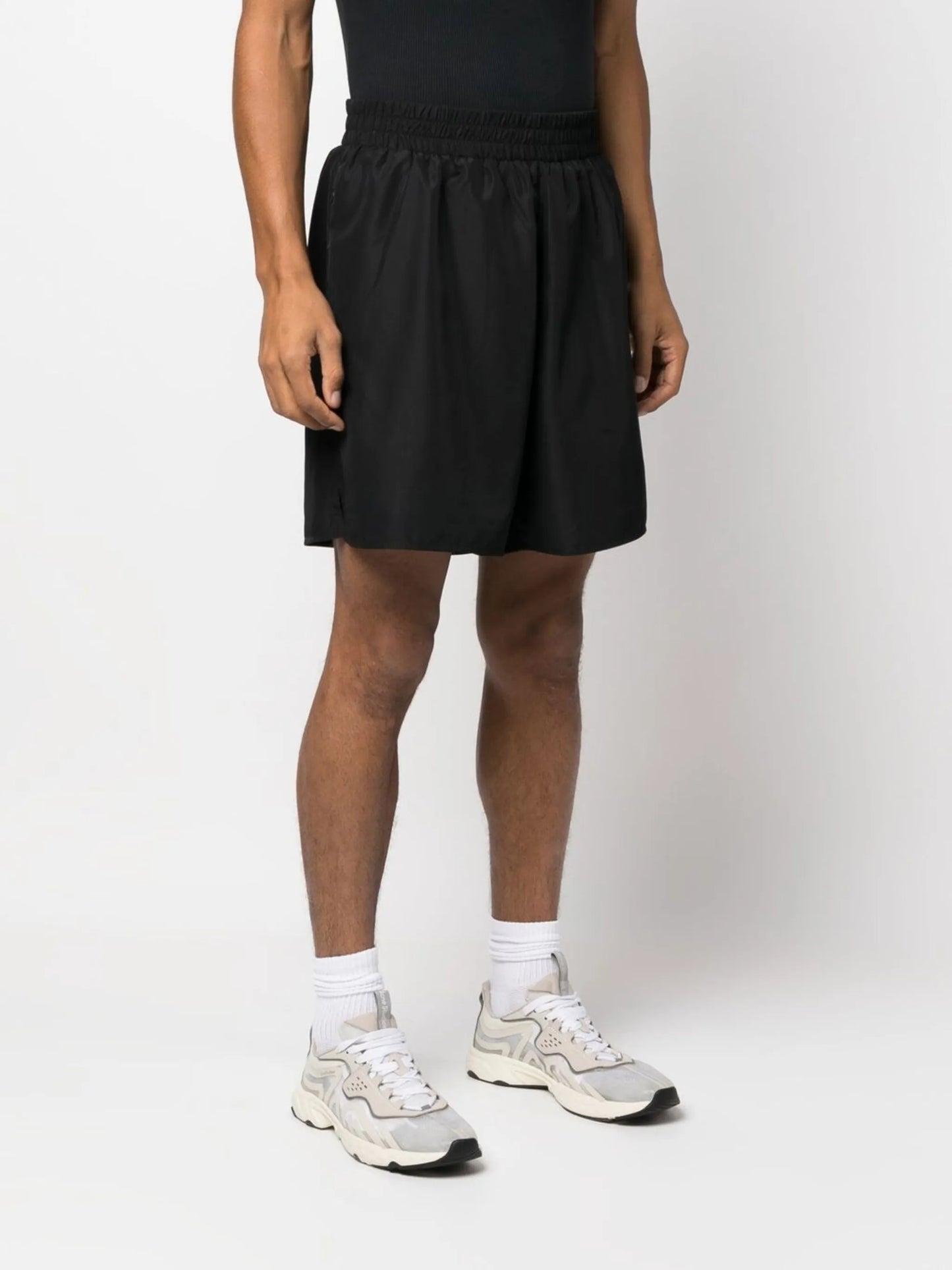 elasticated-waist shorts